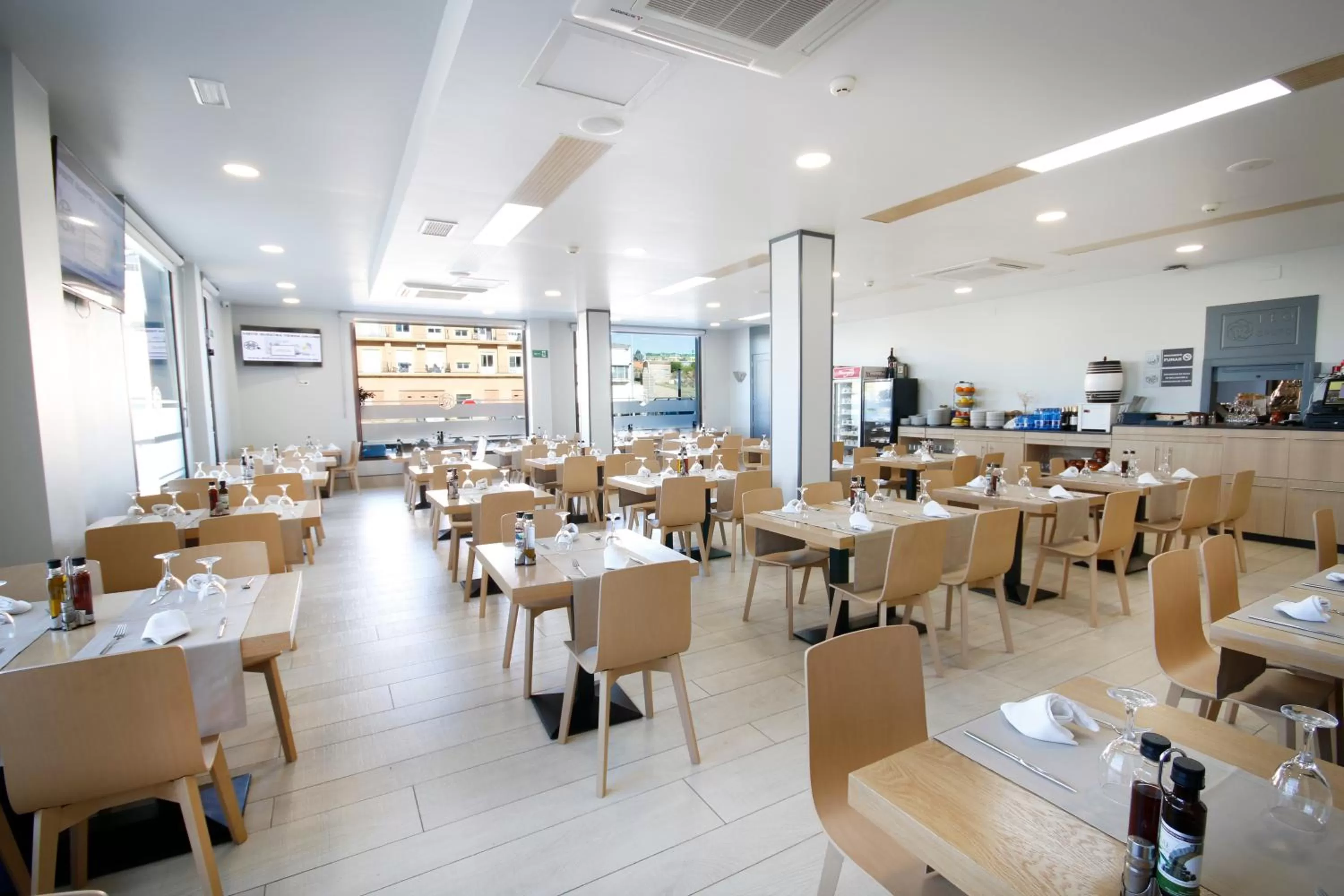 Restaurant/Places to Eat in Hotel Leo