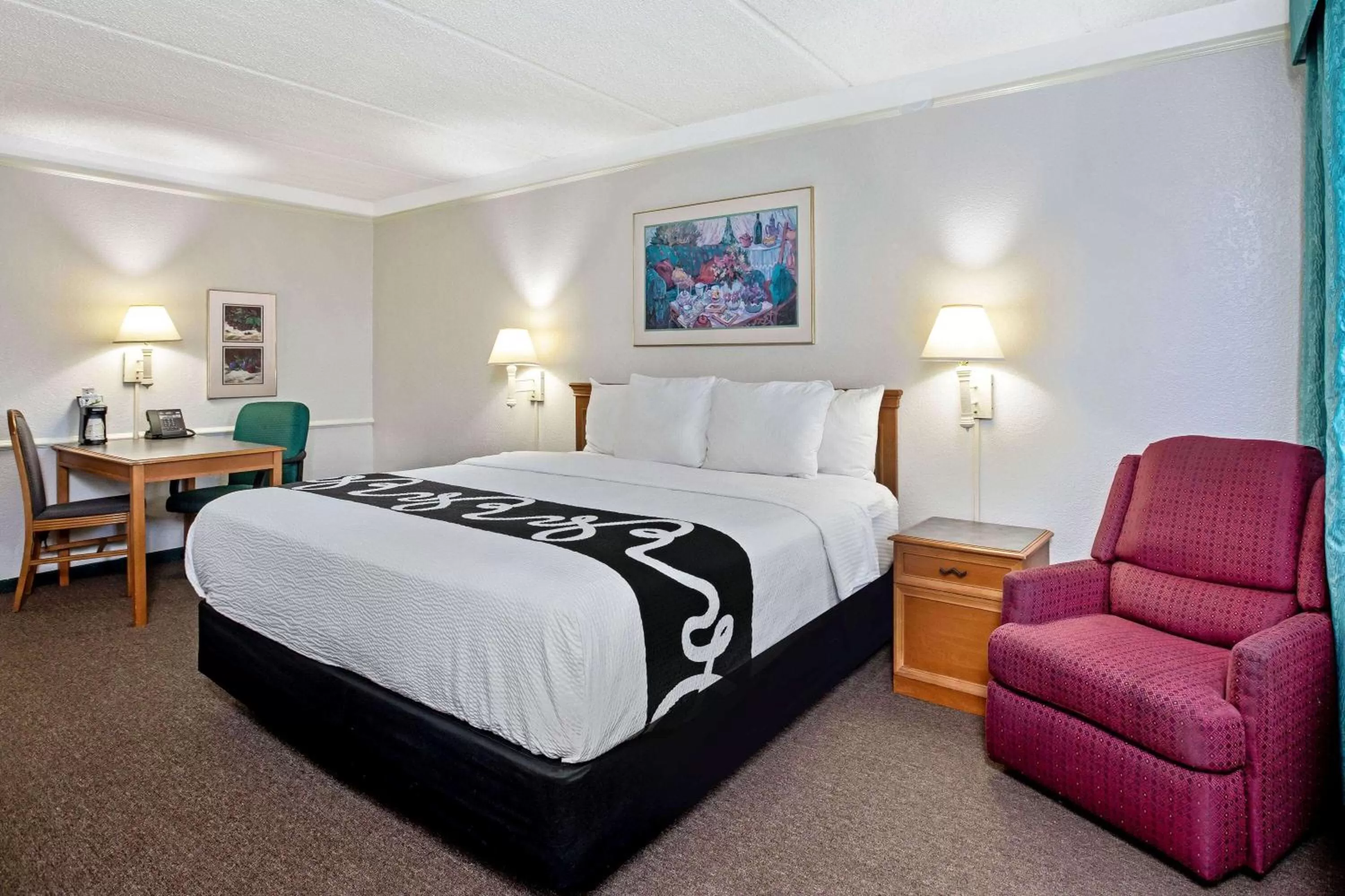 King Room with Bathtub with Grab Bars - Mobility/Hearing Impaired Access/Non-Smoking in La Quinta Inn by Wyndham Stockton