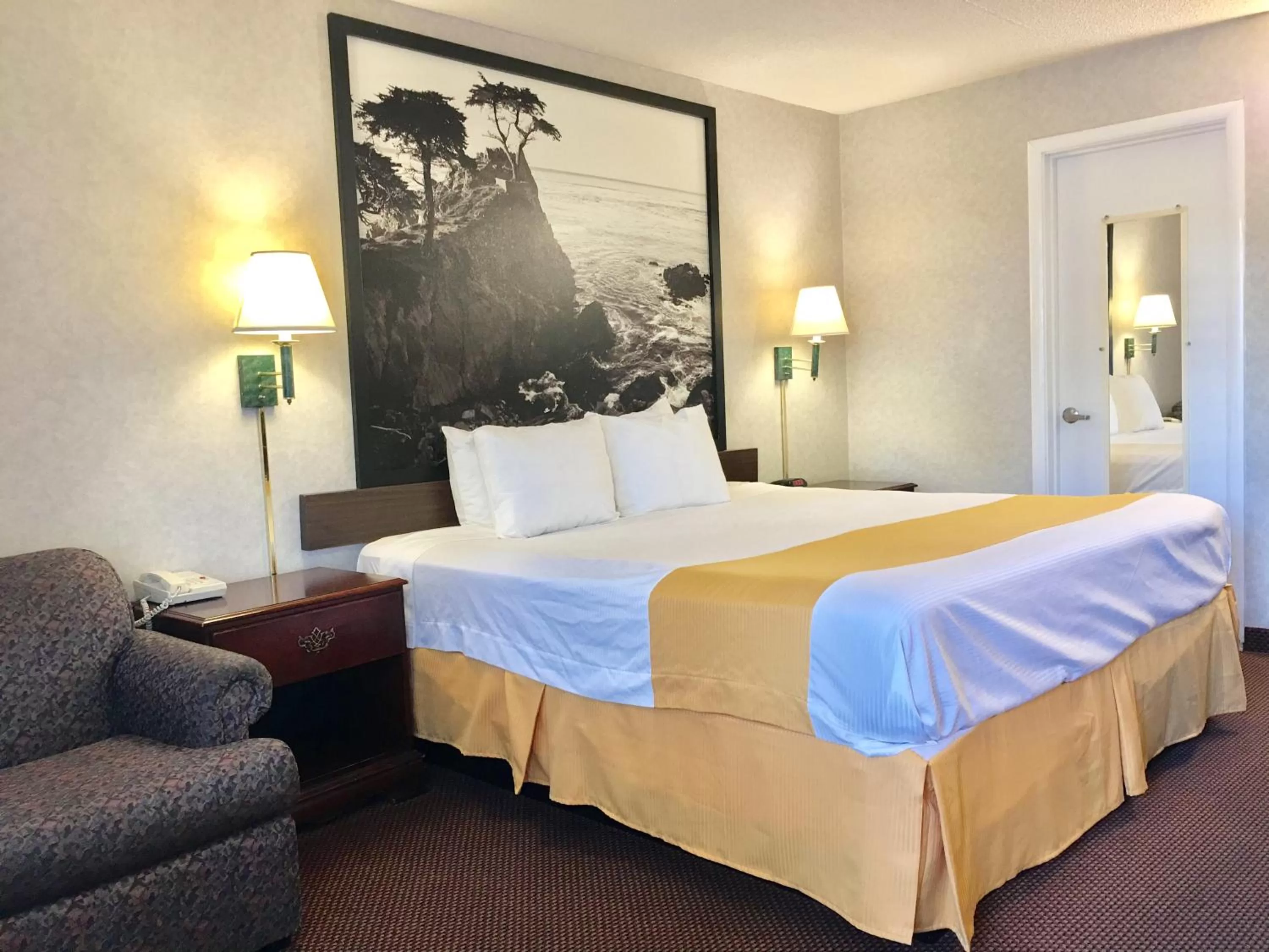 Bedroom, Bed in Pelican Inn