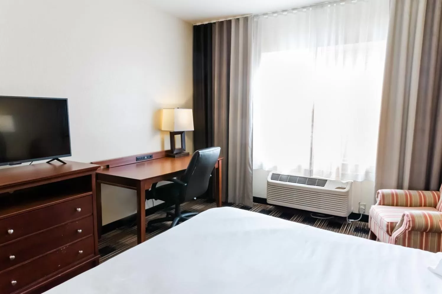 Bed in Country Inn & Suites by Radisson, Helen, GA