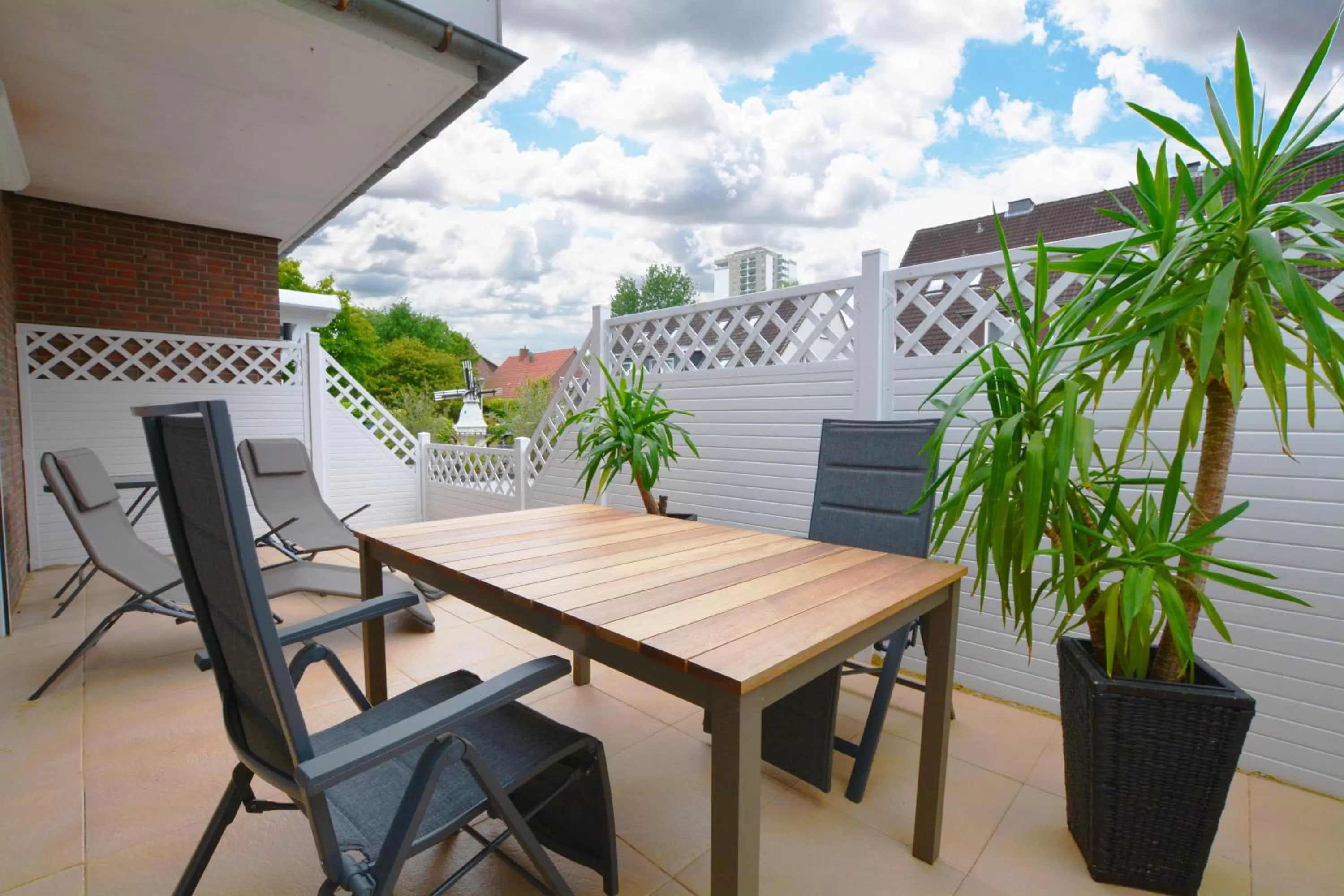 Garden view, Balcony/Terrace in Hotel Luina Beach