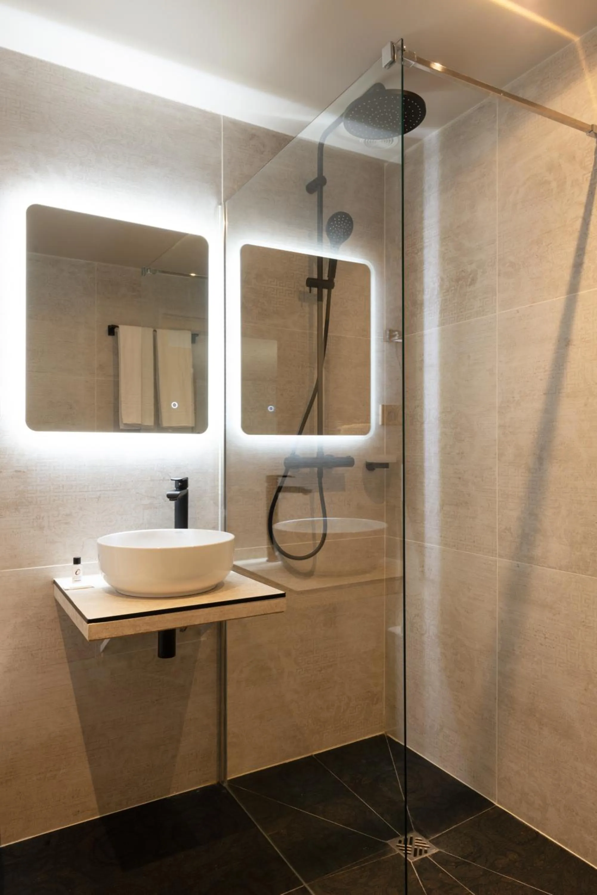 Bathroom in The Originals Boutique, Parc Hôtel, Orléans Sud