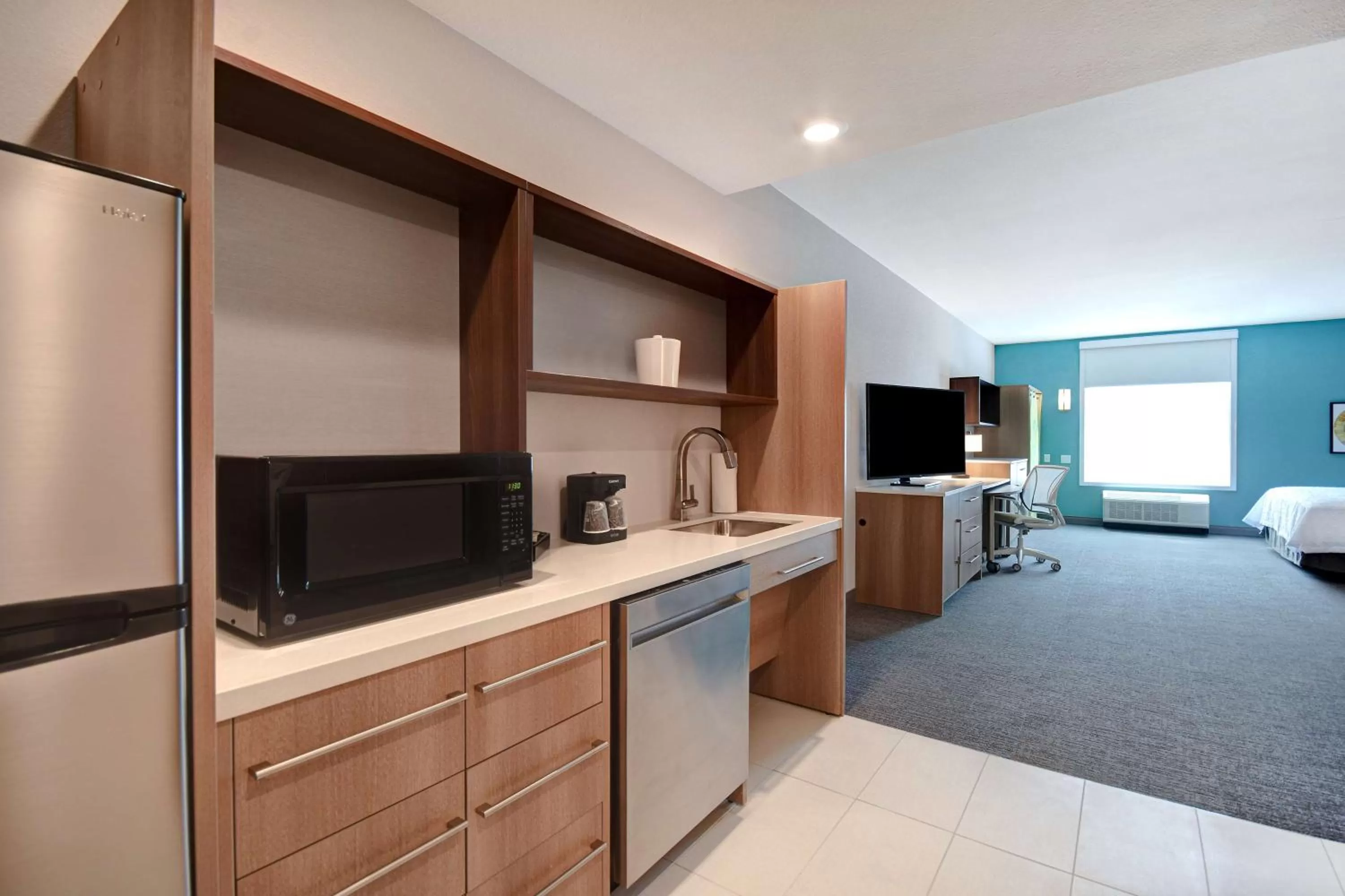 Kitchen or kitchenette, Bed in Home2 Suites By Hilton Tucson Downtown