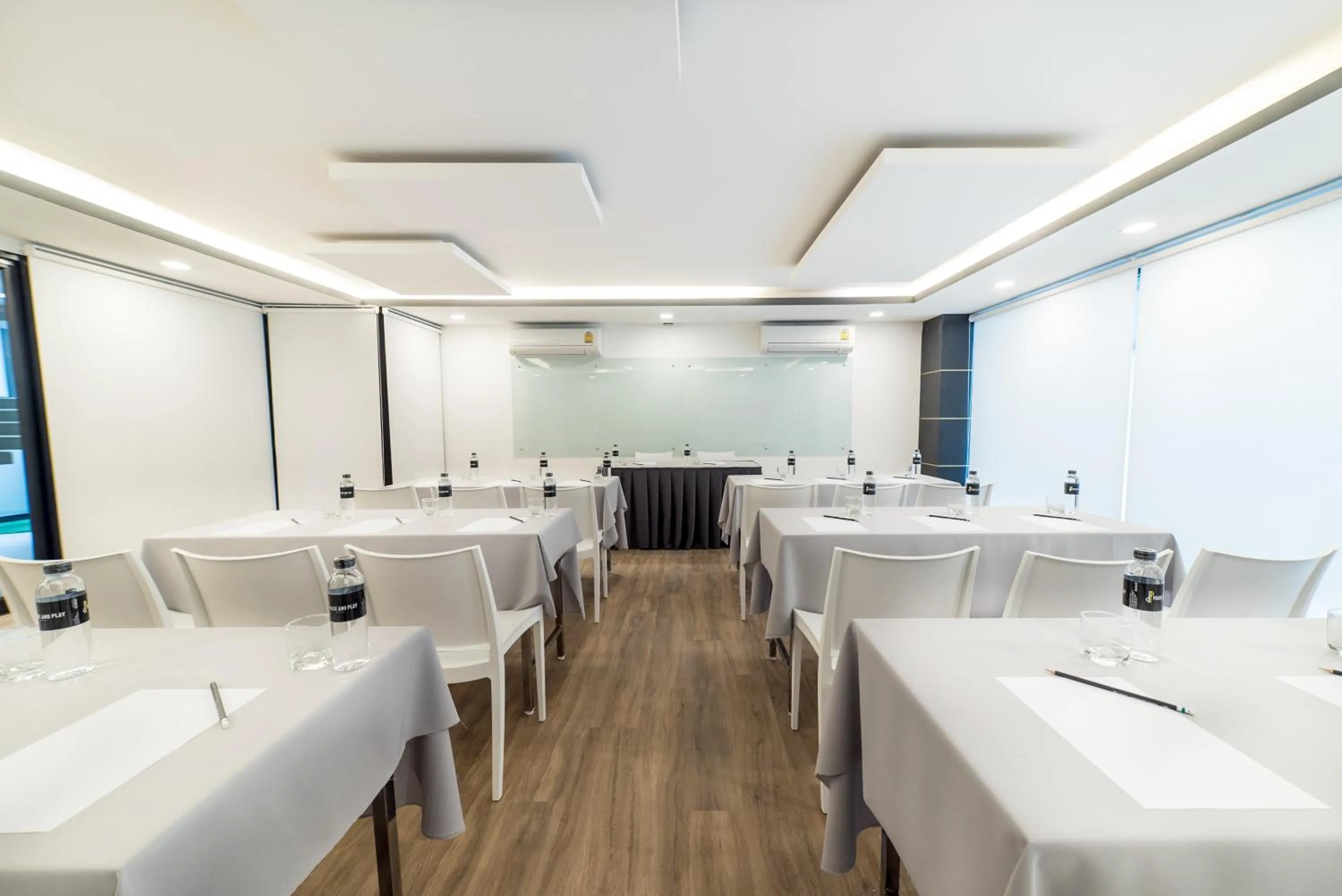 Meeting/conference room in Pause and Play Hotel