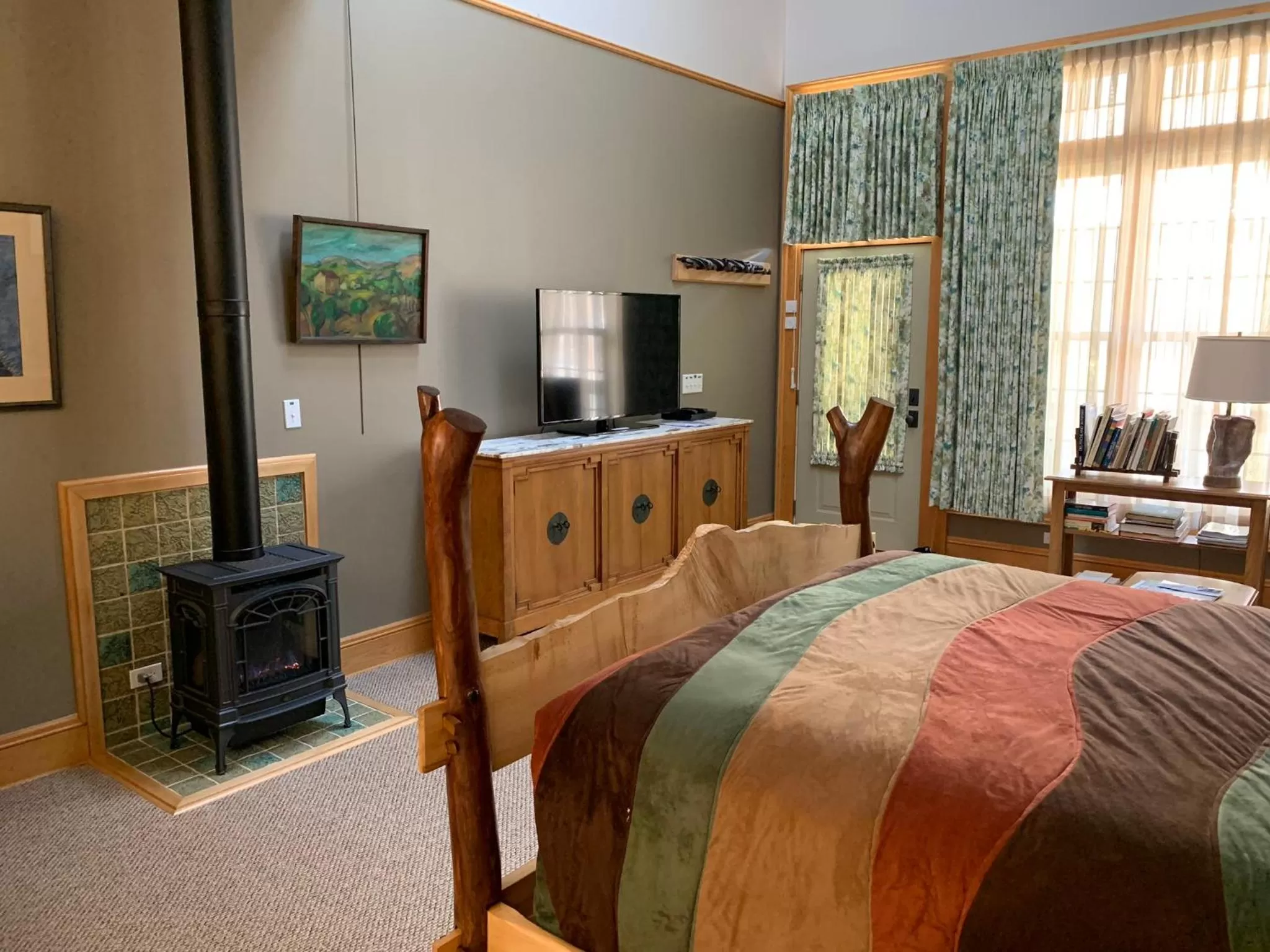 Bed in Abe's Spring Street Guest House