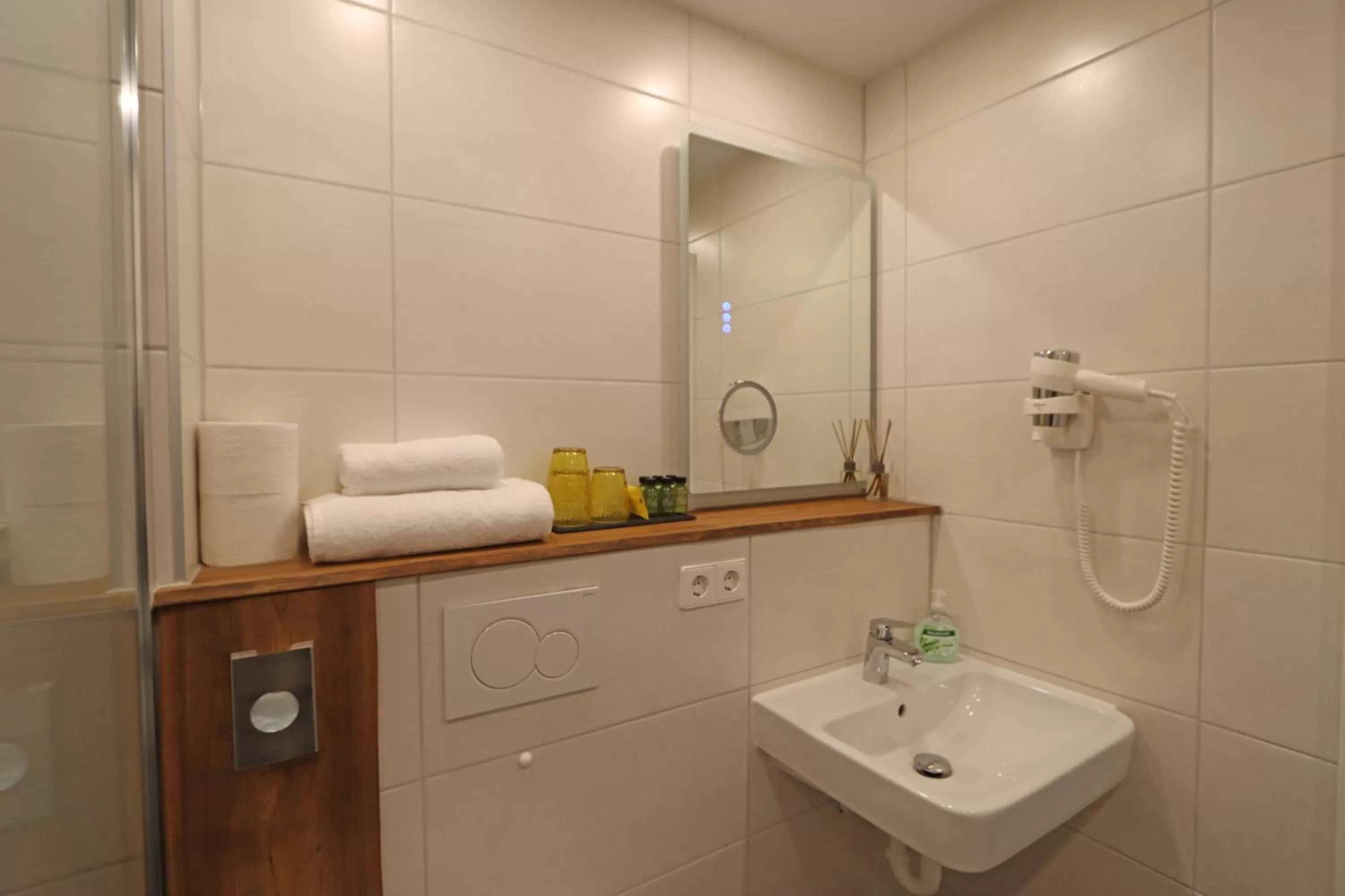 Shower in Hotel Kreuz Höhengasthof