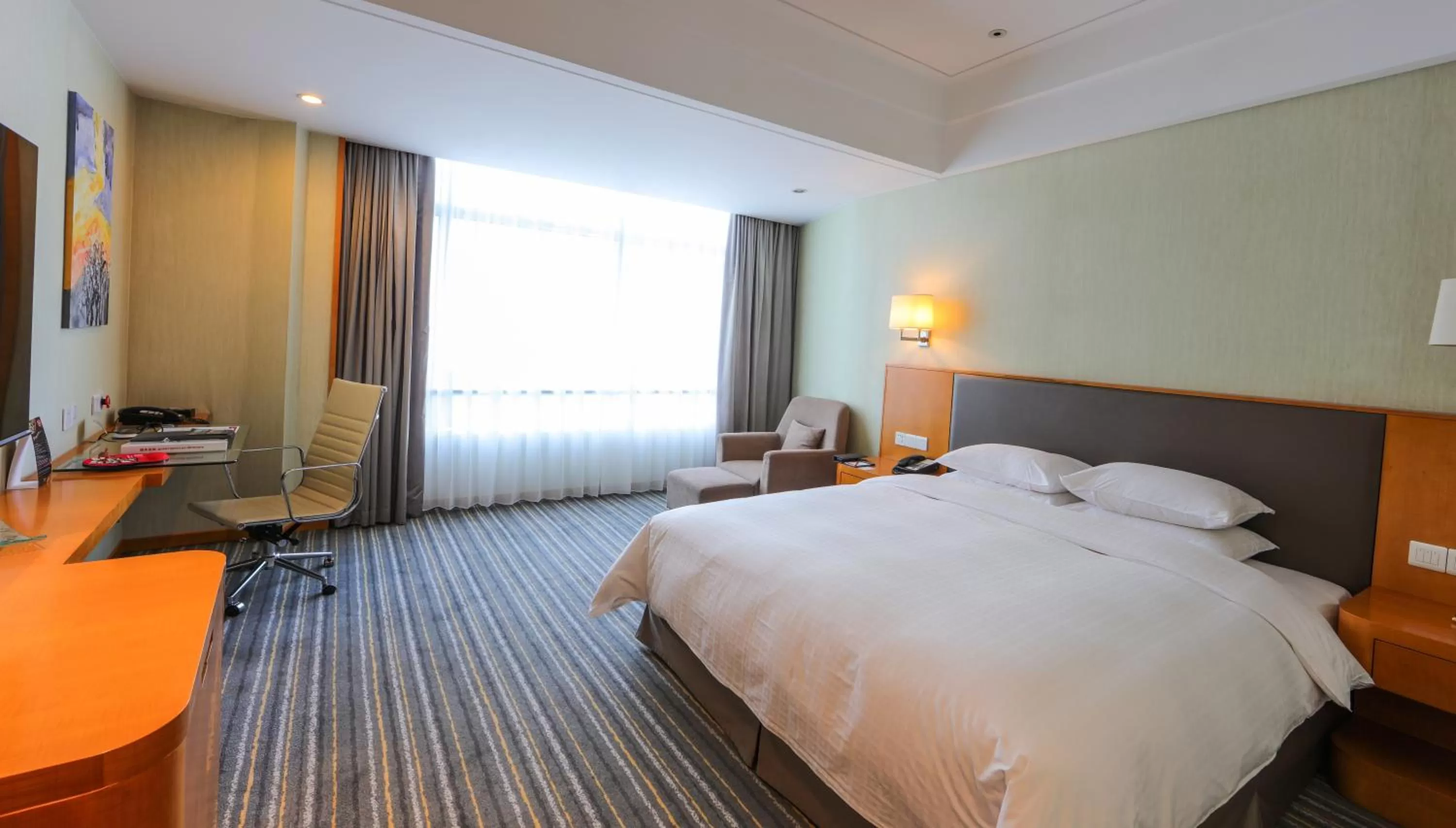 Bed in Ramada Plaza Shanghai Pudong Airport