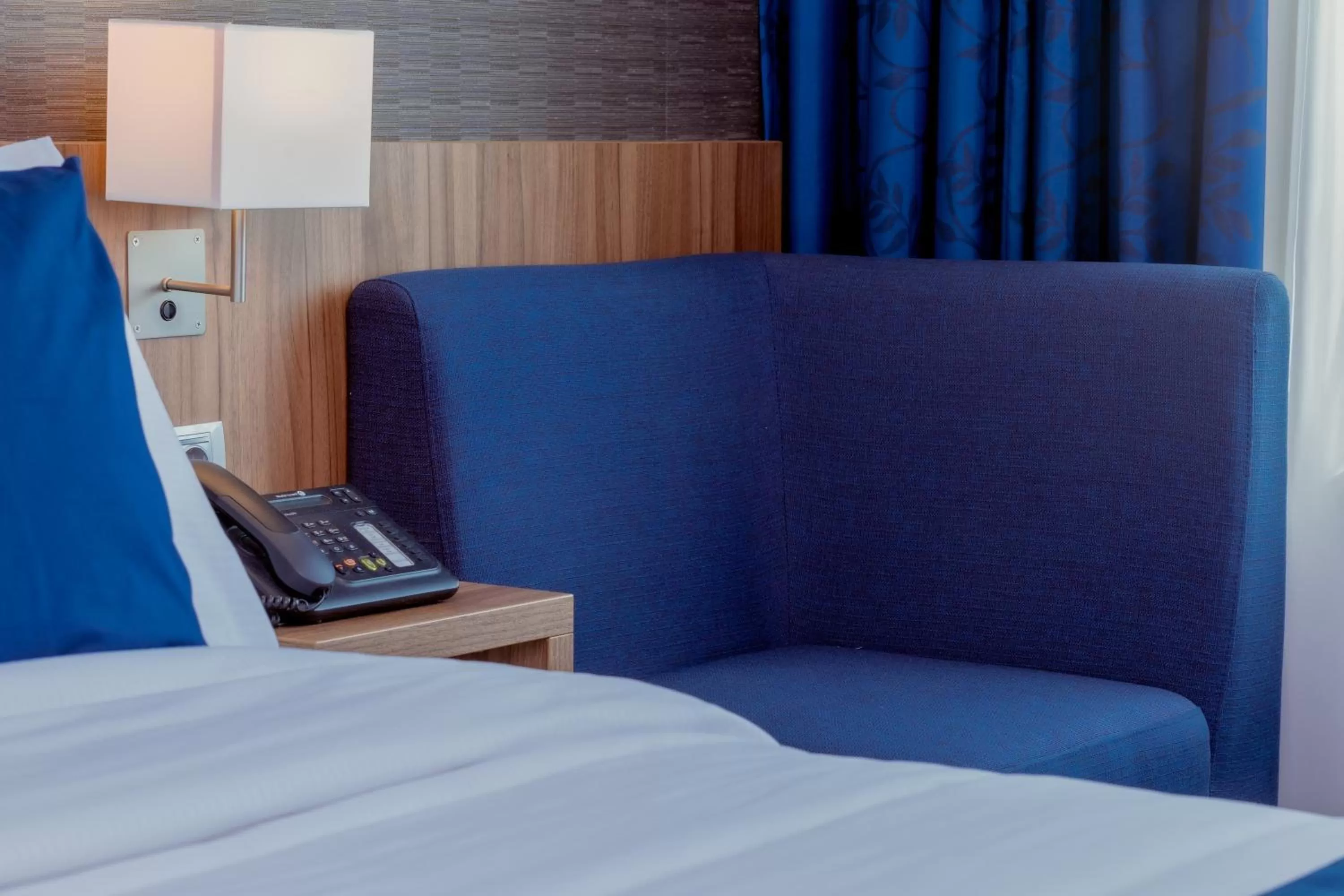 Property building, Bed in Holiday Inn Express Belgrade - City, an IHG Hotel