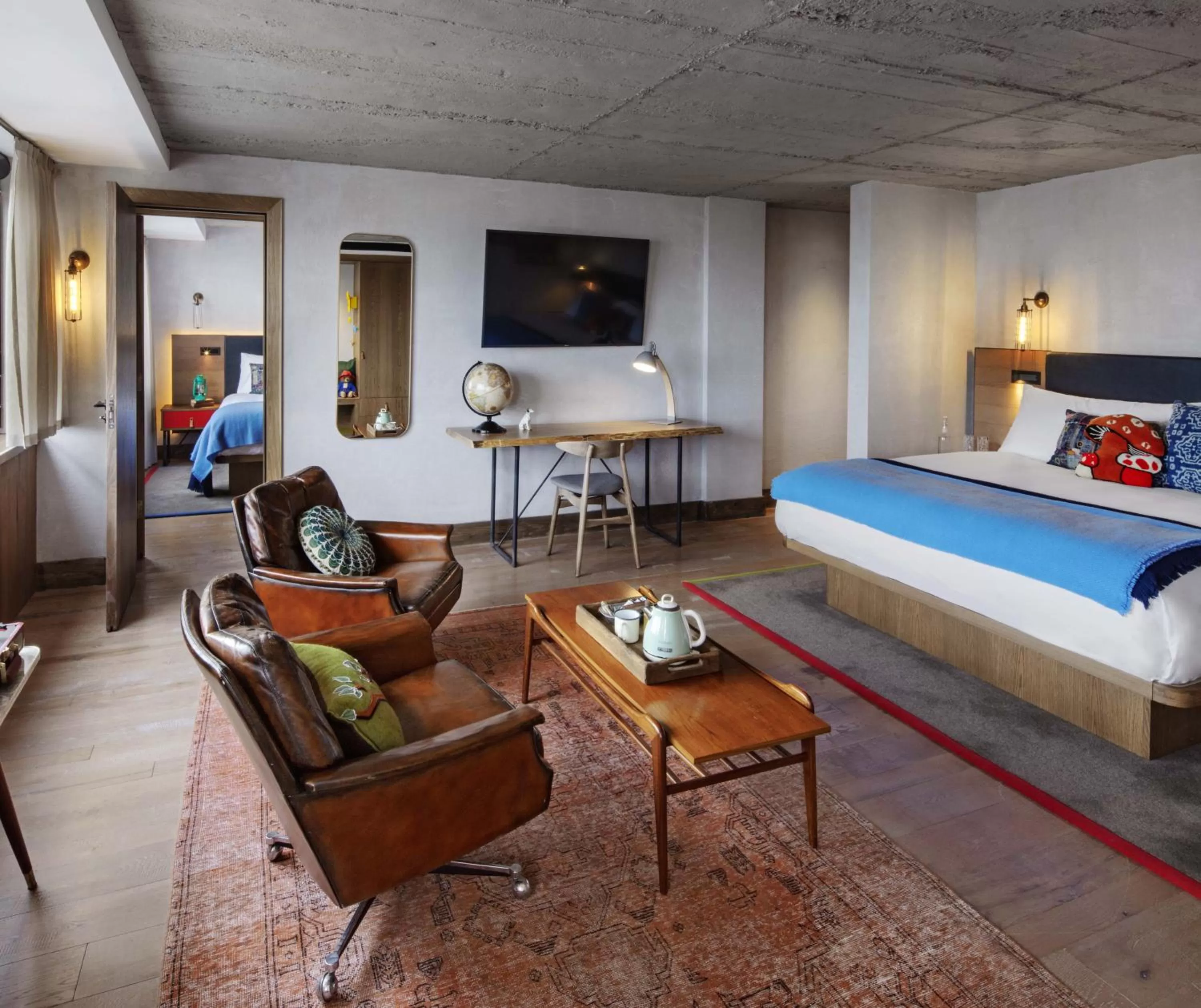 Seating area, Bed in Treehouse Hotel London