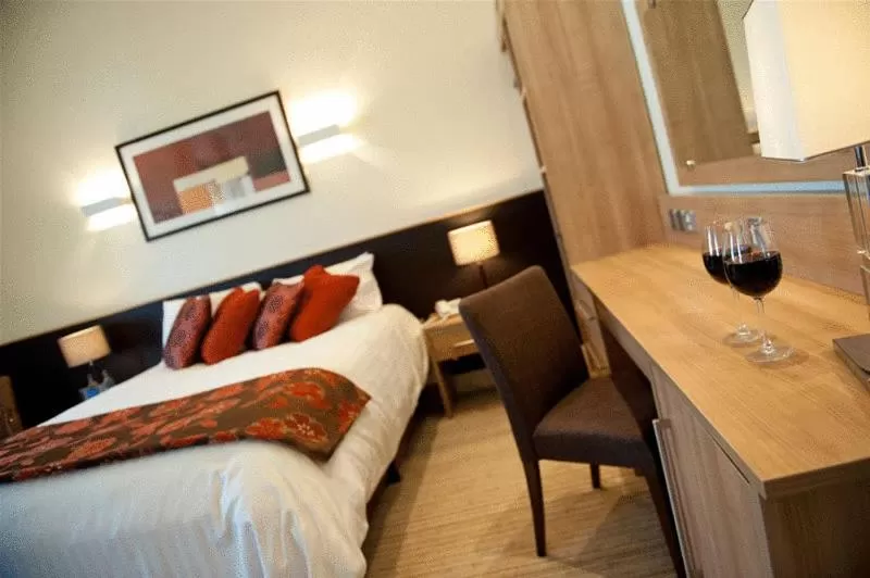 Photo of the whole room, Bed in Strangford Arms Hotel