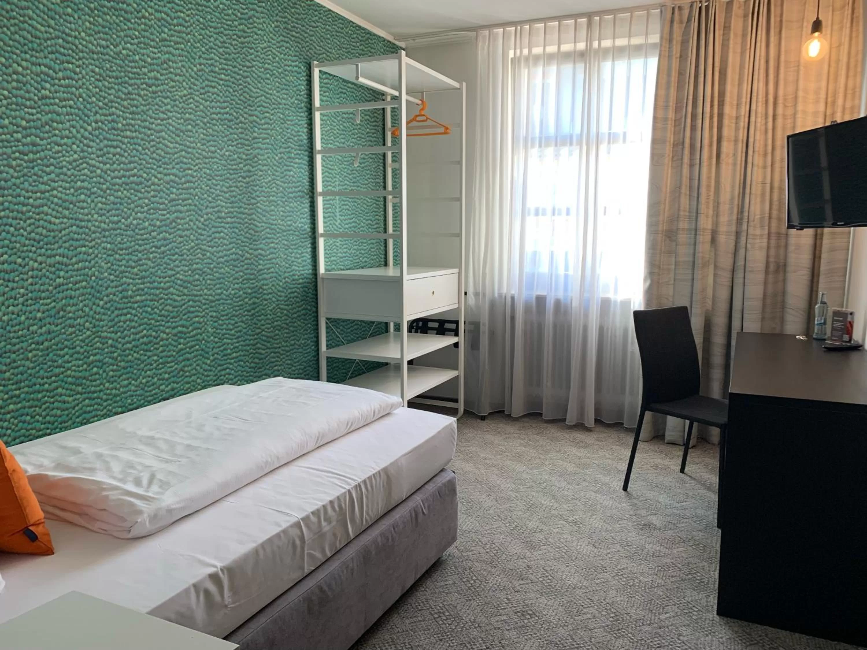 Photo of the whole room, Bed in Hotel Maxplatz