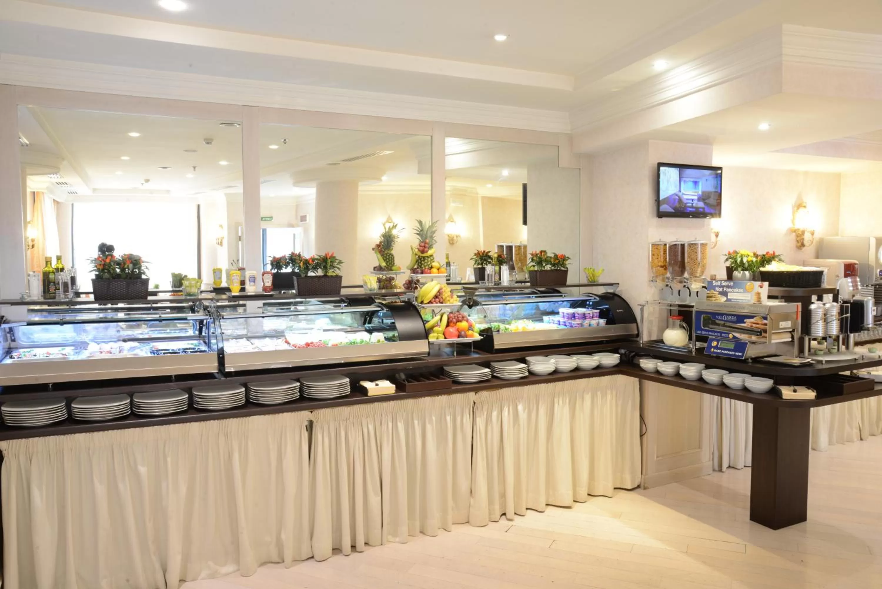 Buffet breakfast in Trilussa Palace Hotel Congress & Spa