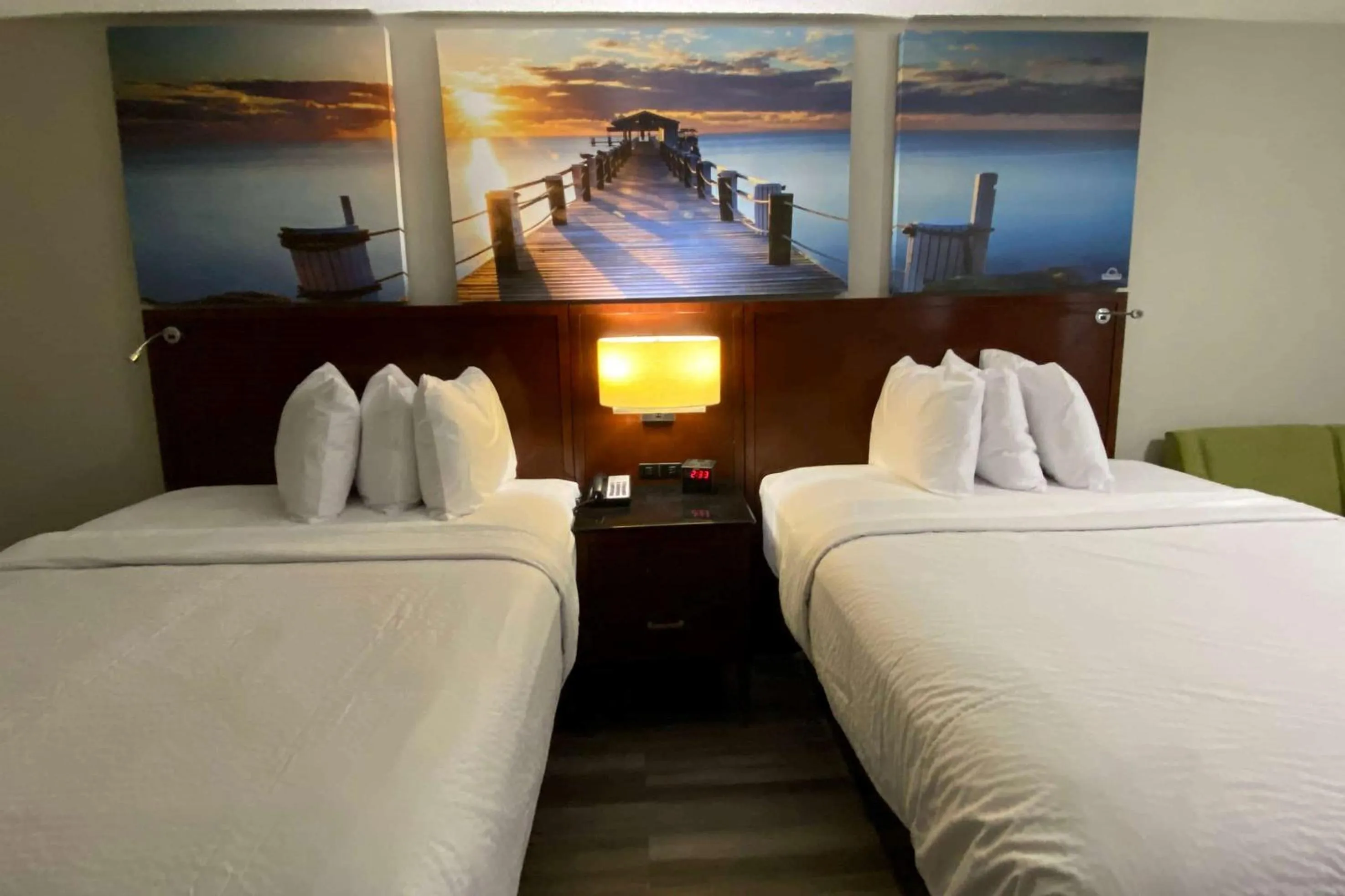 Photo of the whole room, Bed in Executive Inn & Suites