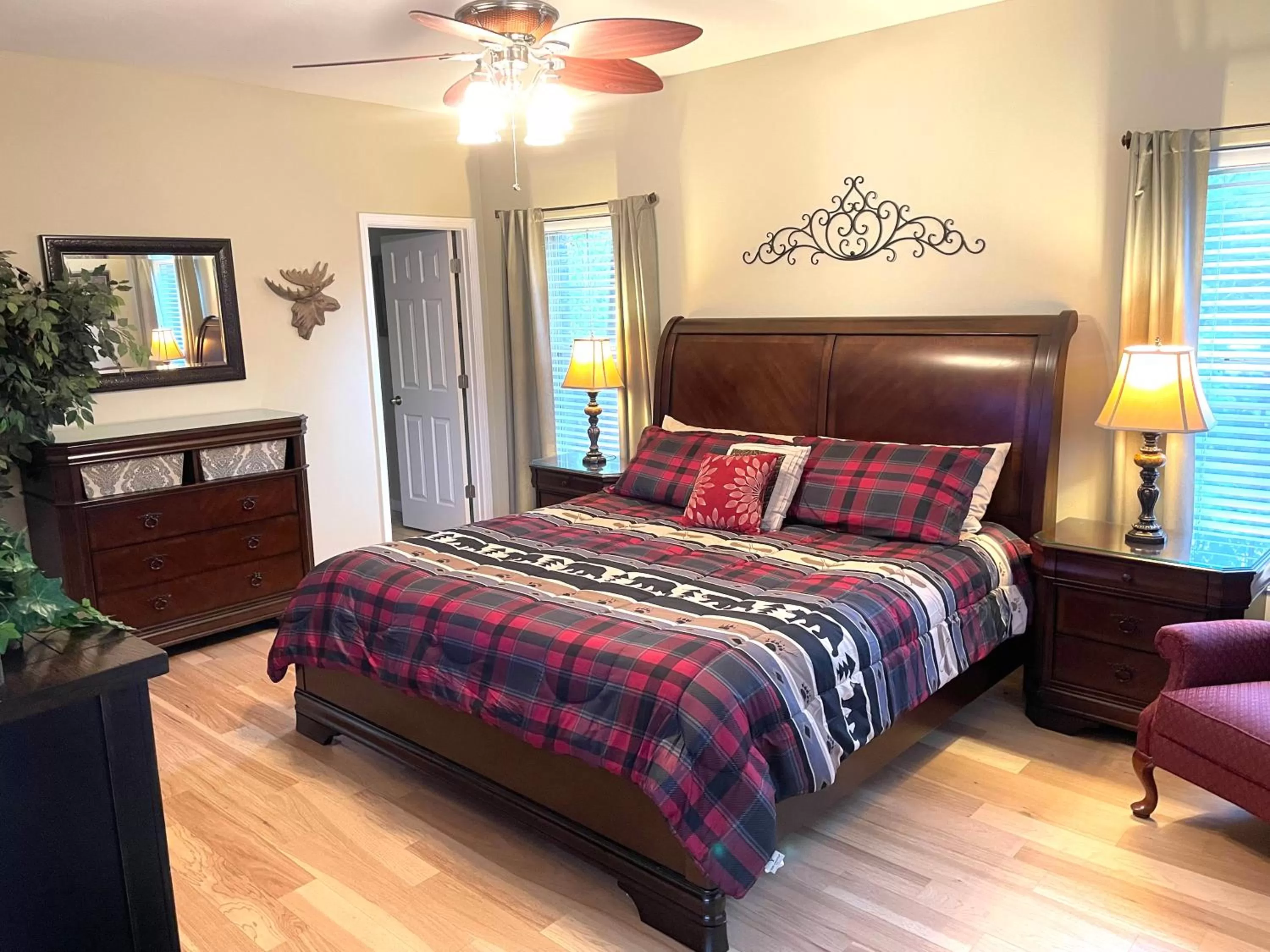 Bed in Rockwood Condos on Table Rock Lake With Boat Slips