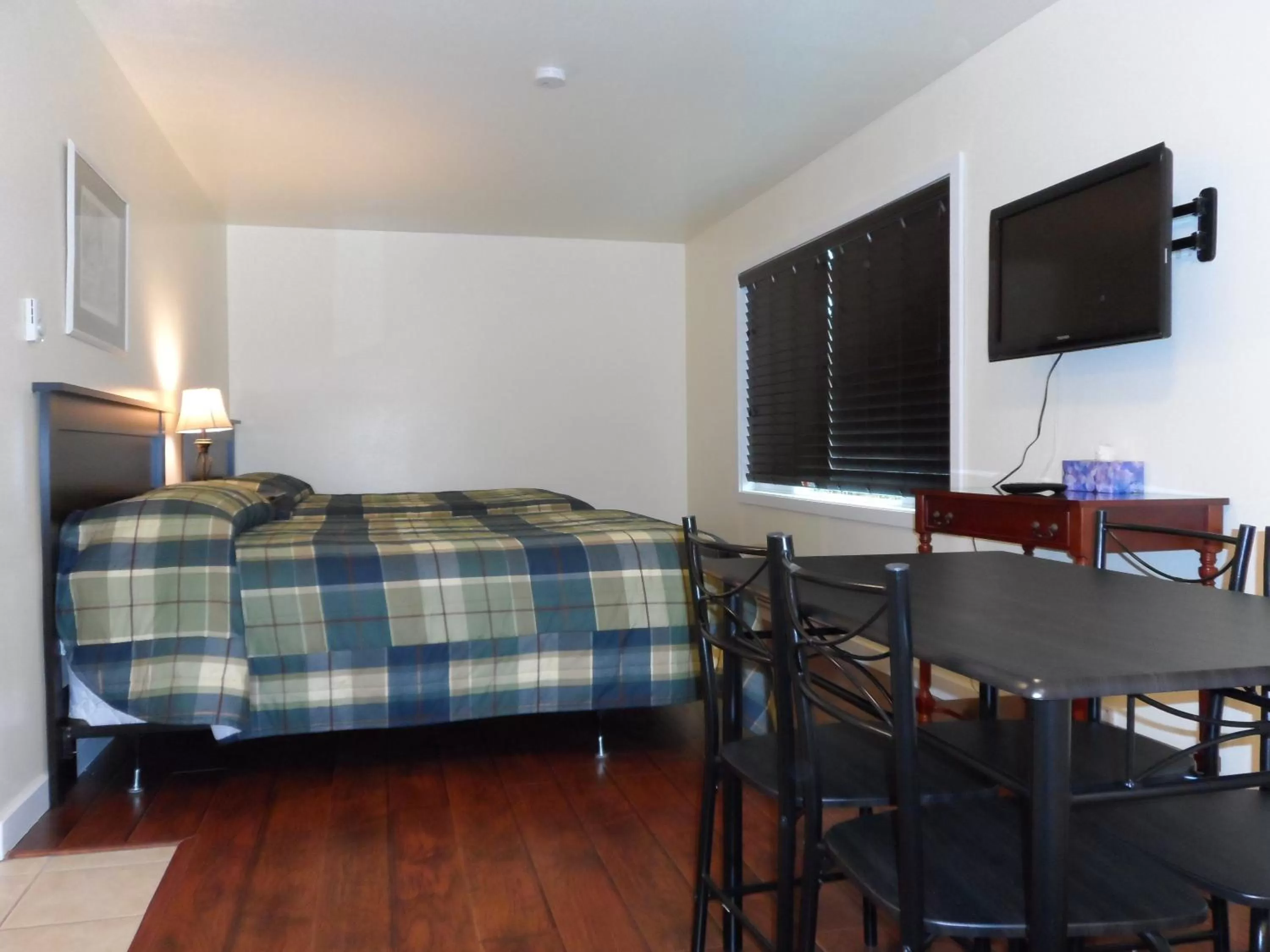 Seating area, TV/Entertainment Center in Cherry Tree Inn
