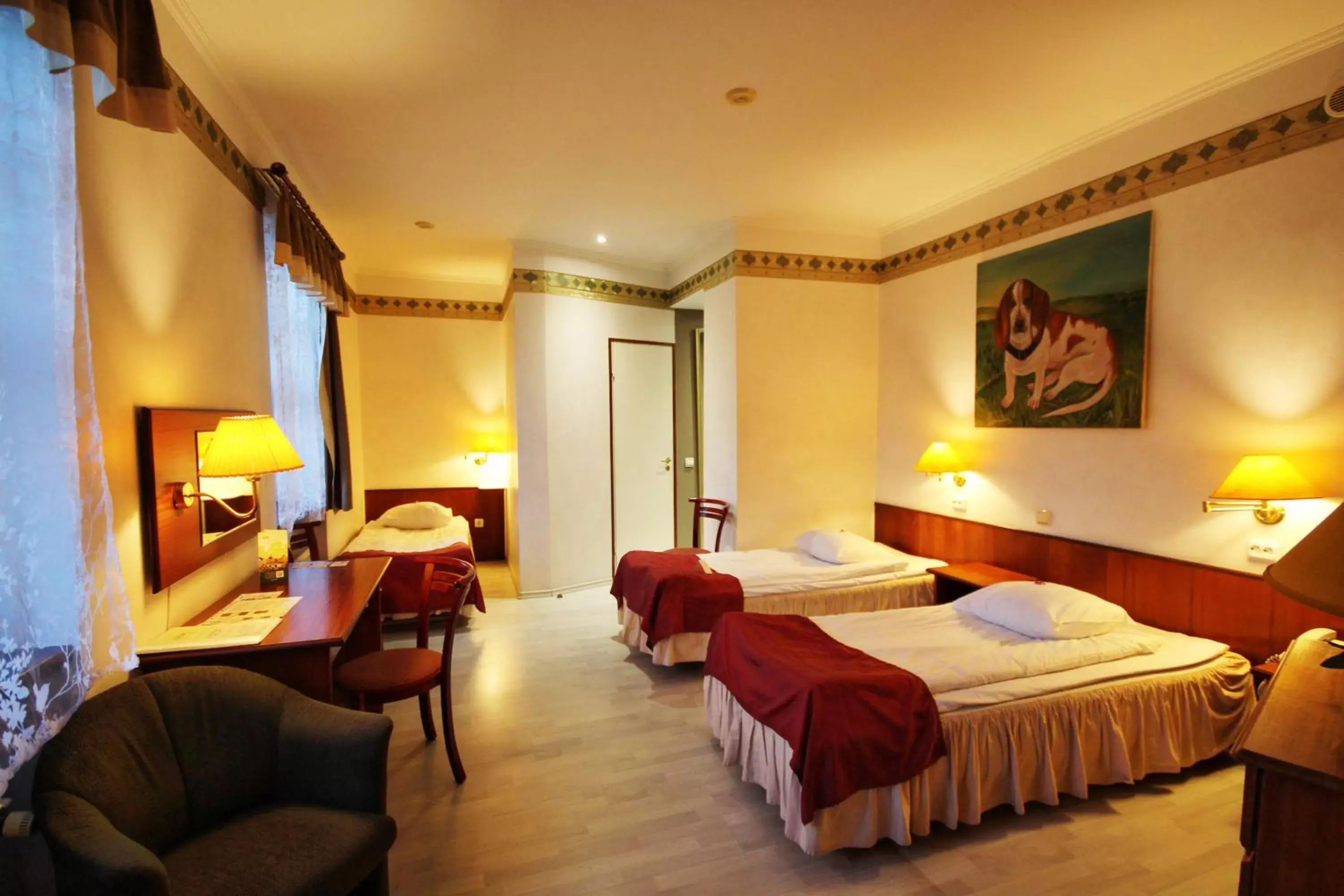 Triple Room in NB Hotel with Free Parking Triple Room in NB Hotel with Free Parking