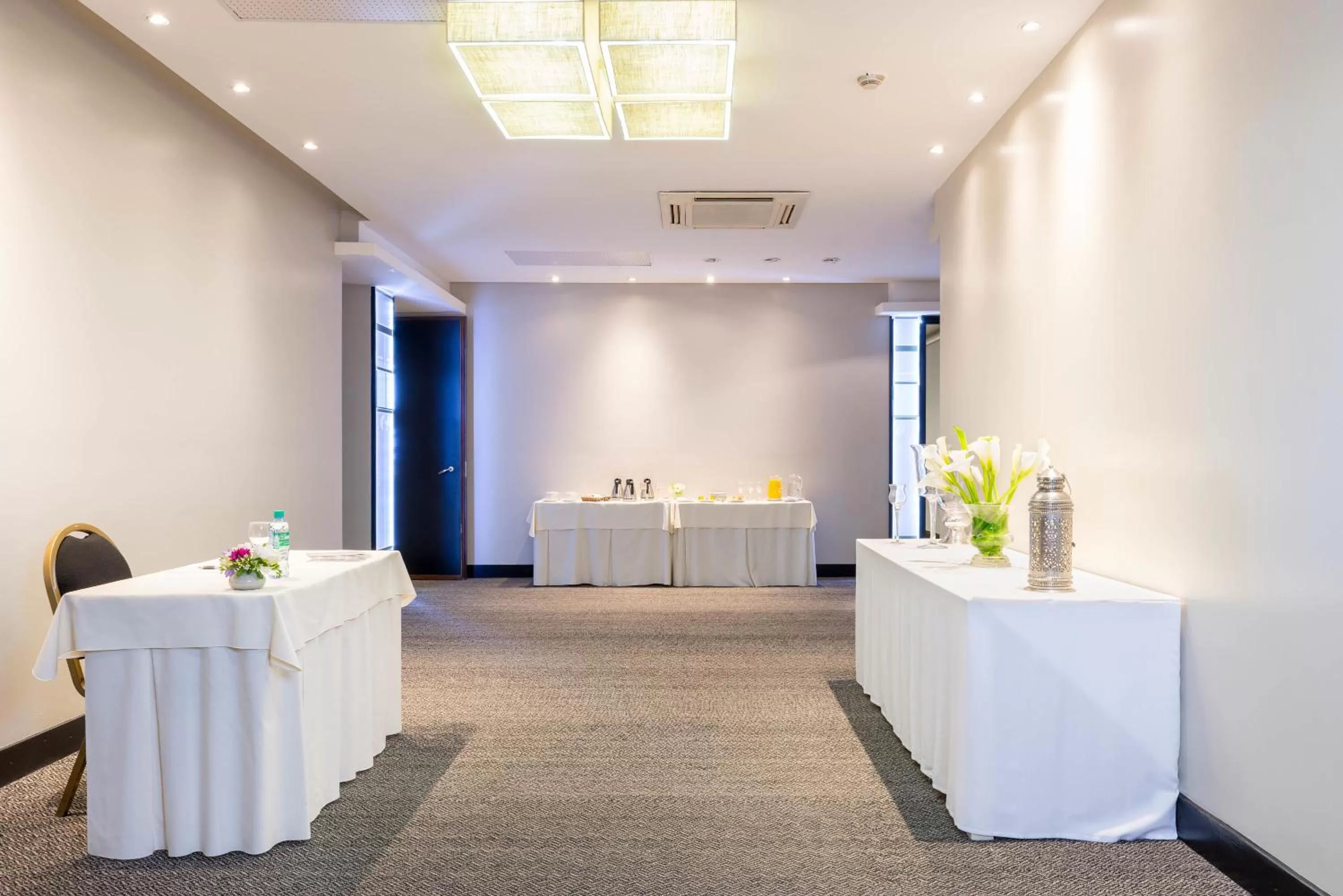 Business facilities in Loi Suites Recoleta Hotel