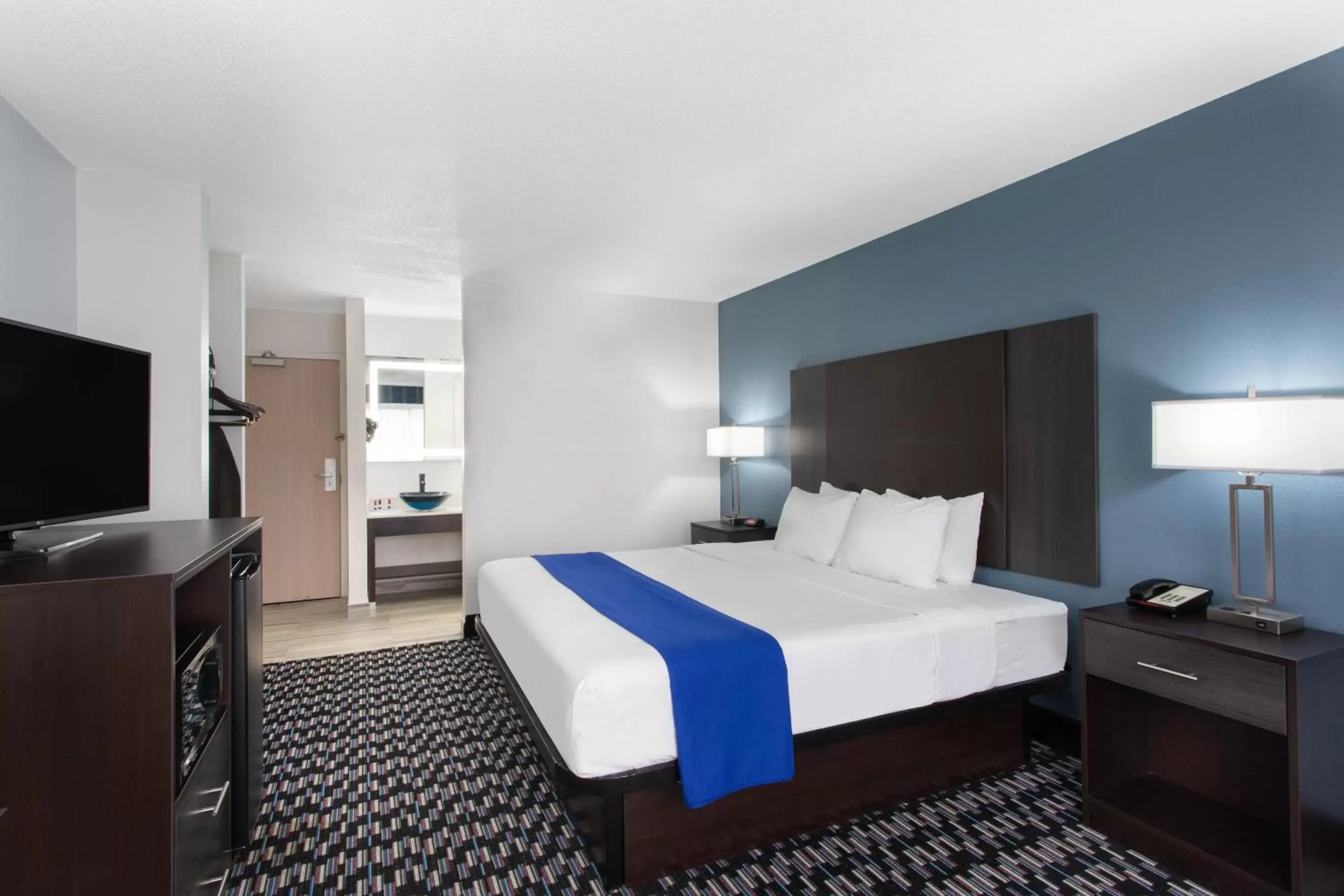 King Suite - single occupancy - Non-Smoking in Baymont by Wyndham Charlotte University King Suite - single occupancy - Non-Smoking in Baymont by Wyndham Charlotte University