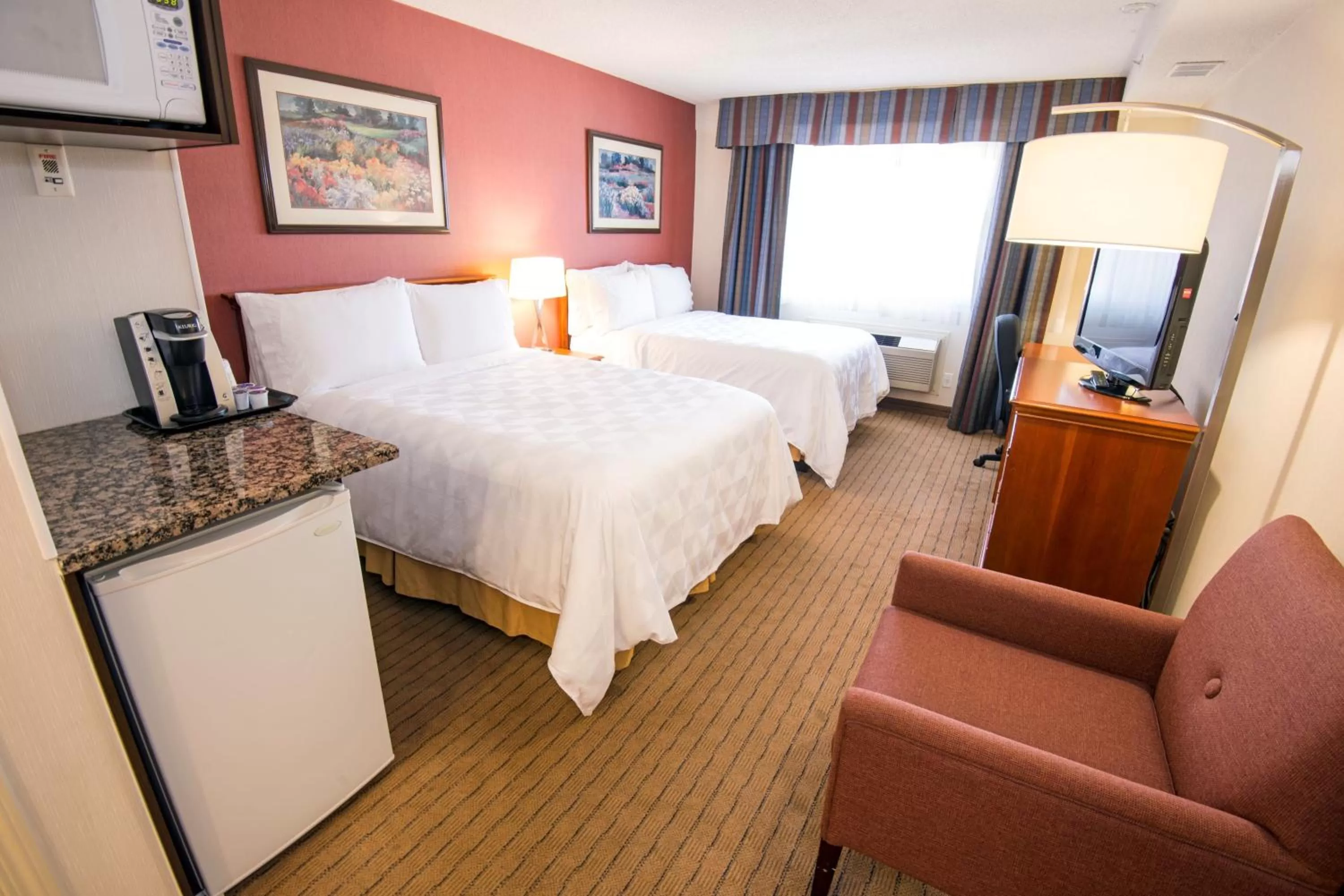 Photo of the whole room, Bed in Holiday Inn Hinton by IHG