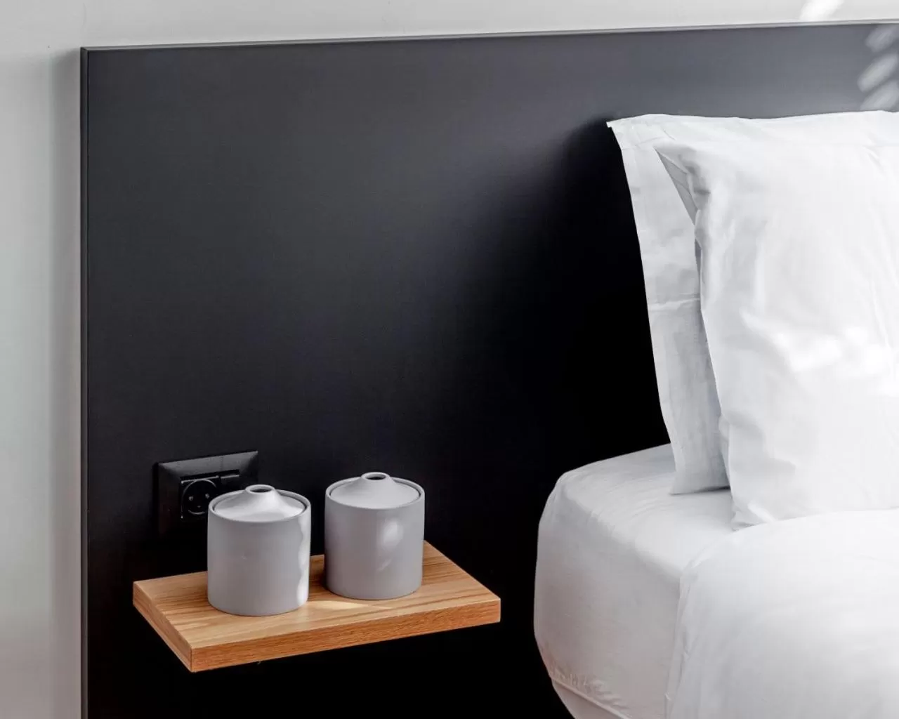 Living room, Bed in DeBlox living - Ben Avigdor Apartments