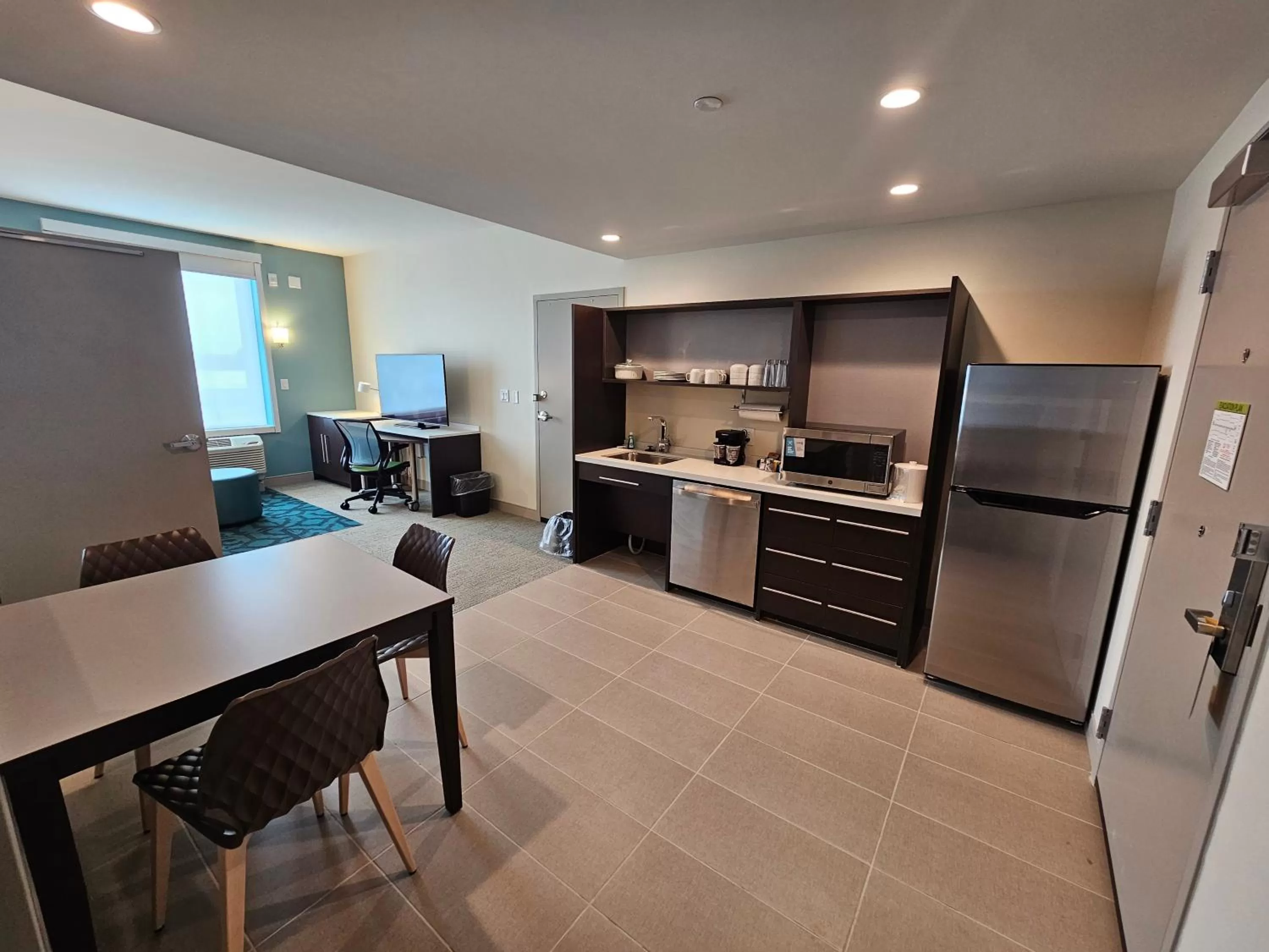 Kitchen or kitchenette in Home2 Suites By Hilton Allentown Bethlehem Airport