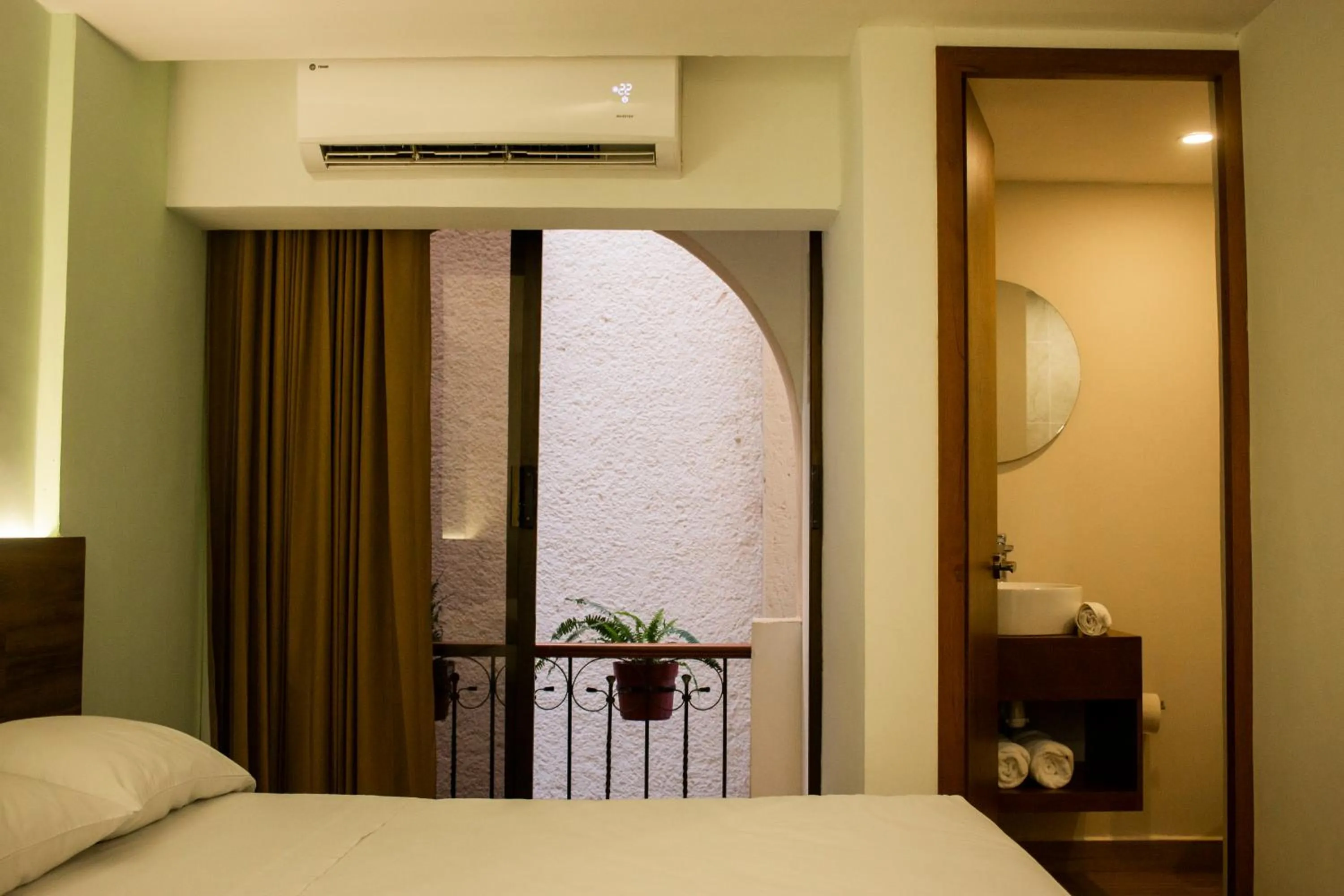 Balcony/Terrace, Bed in Hotel del Paseo Campeche