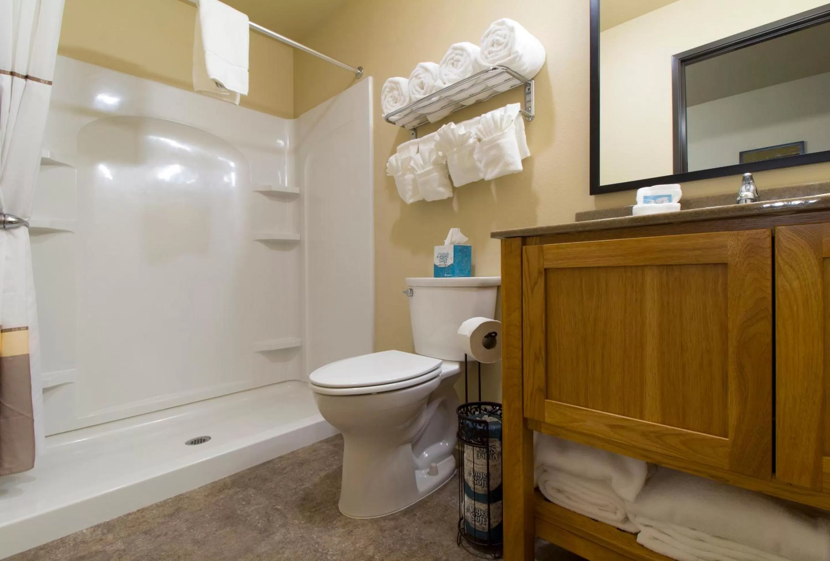 Shower in Newcastle Lodge & Convention Center