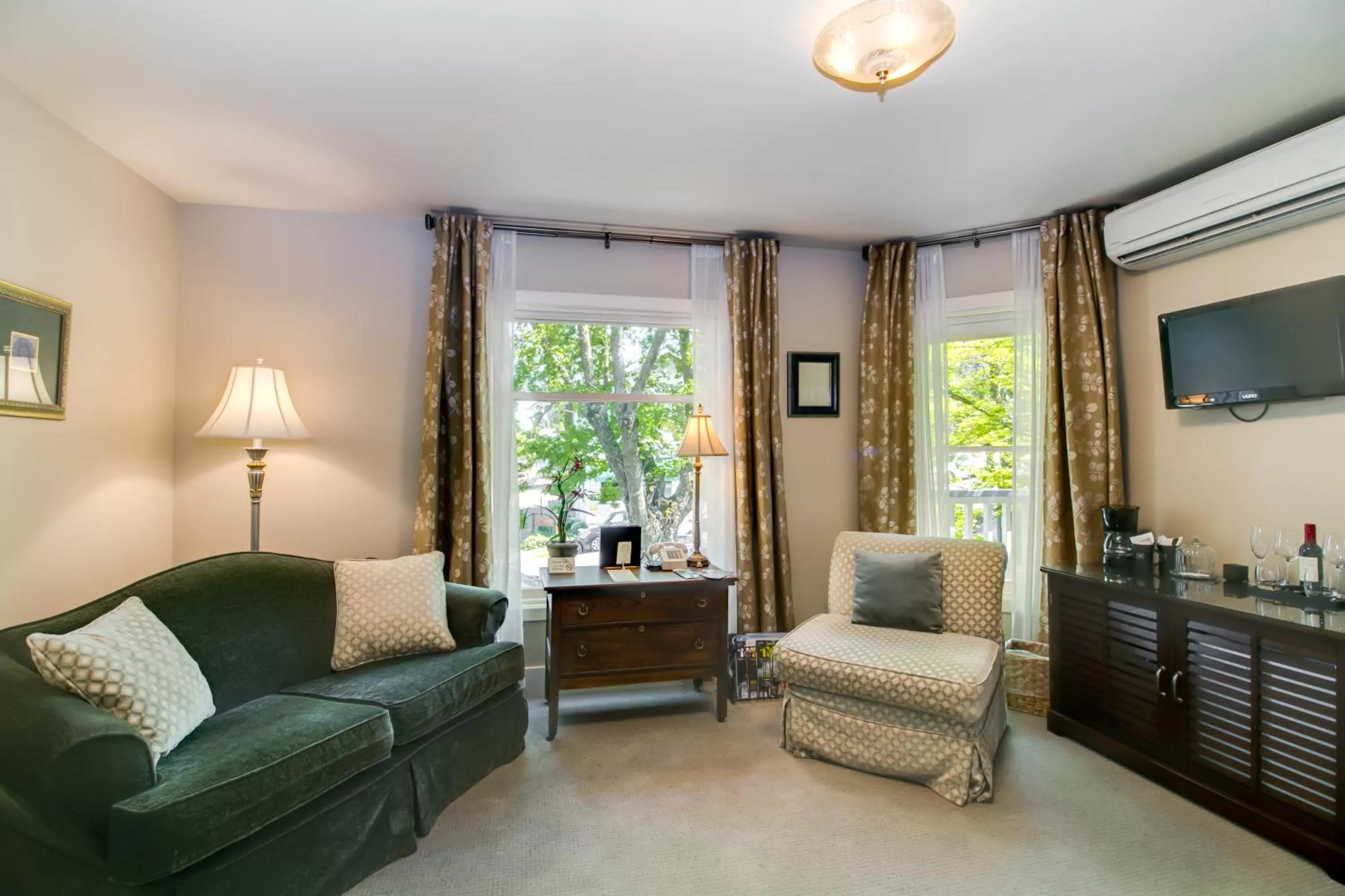 Seating area in Winchester Inn