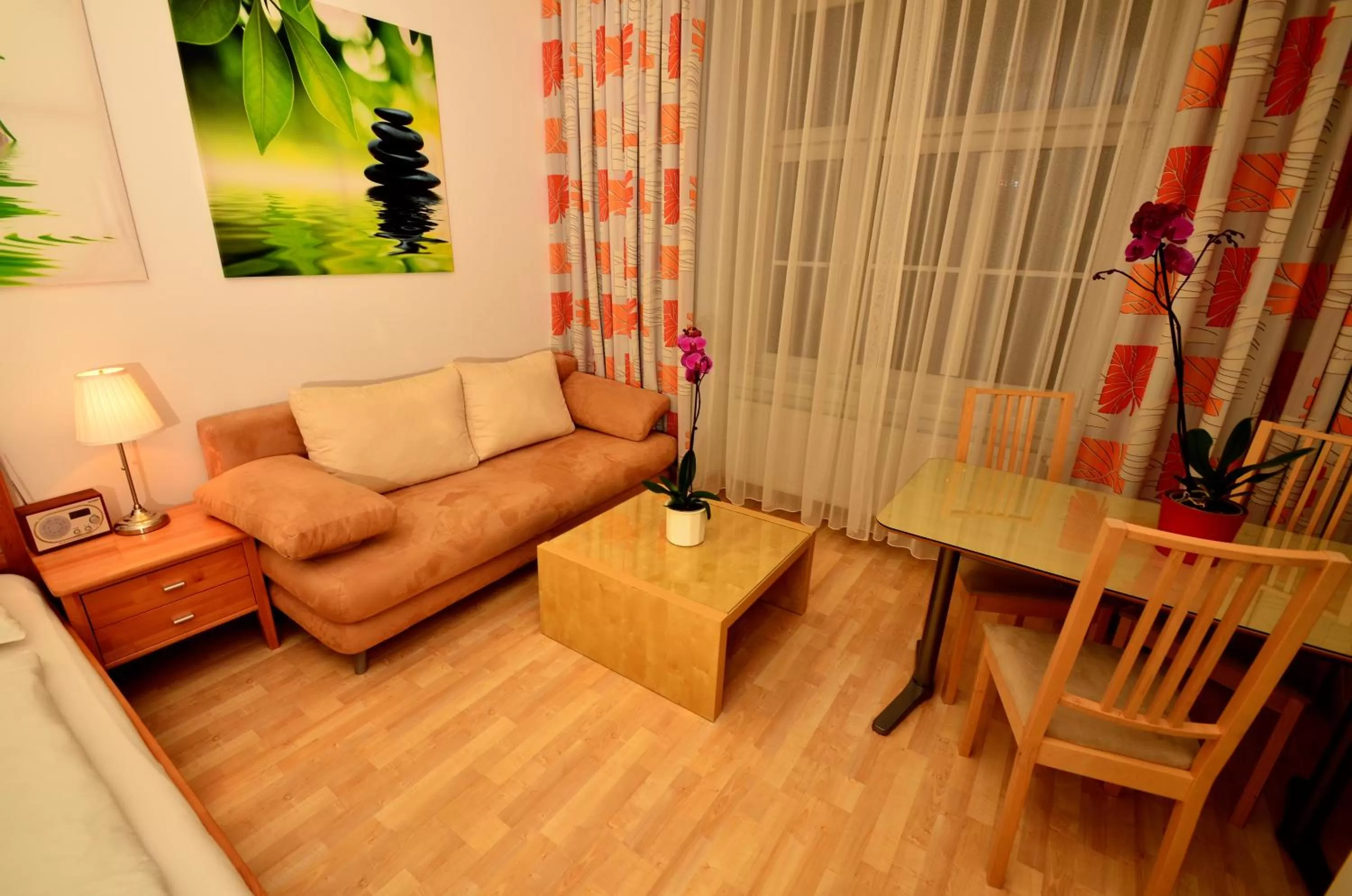 Seating area in AJO Apartments - Messe City Flat - Self-Check-in