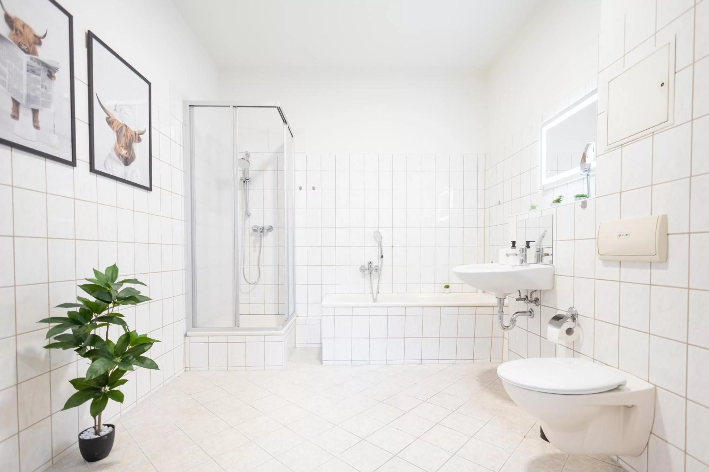 Shower, Bathroom in Ko-Living Space an der Oper - Street Art Design Apartments