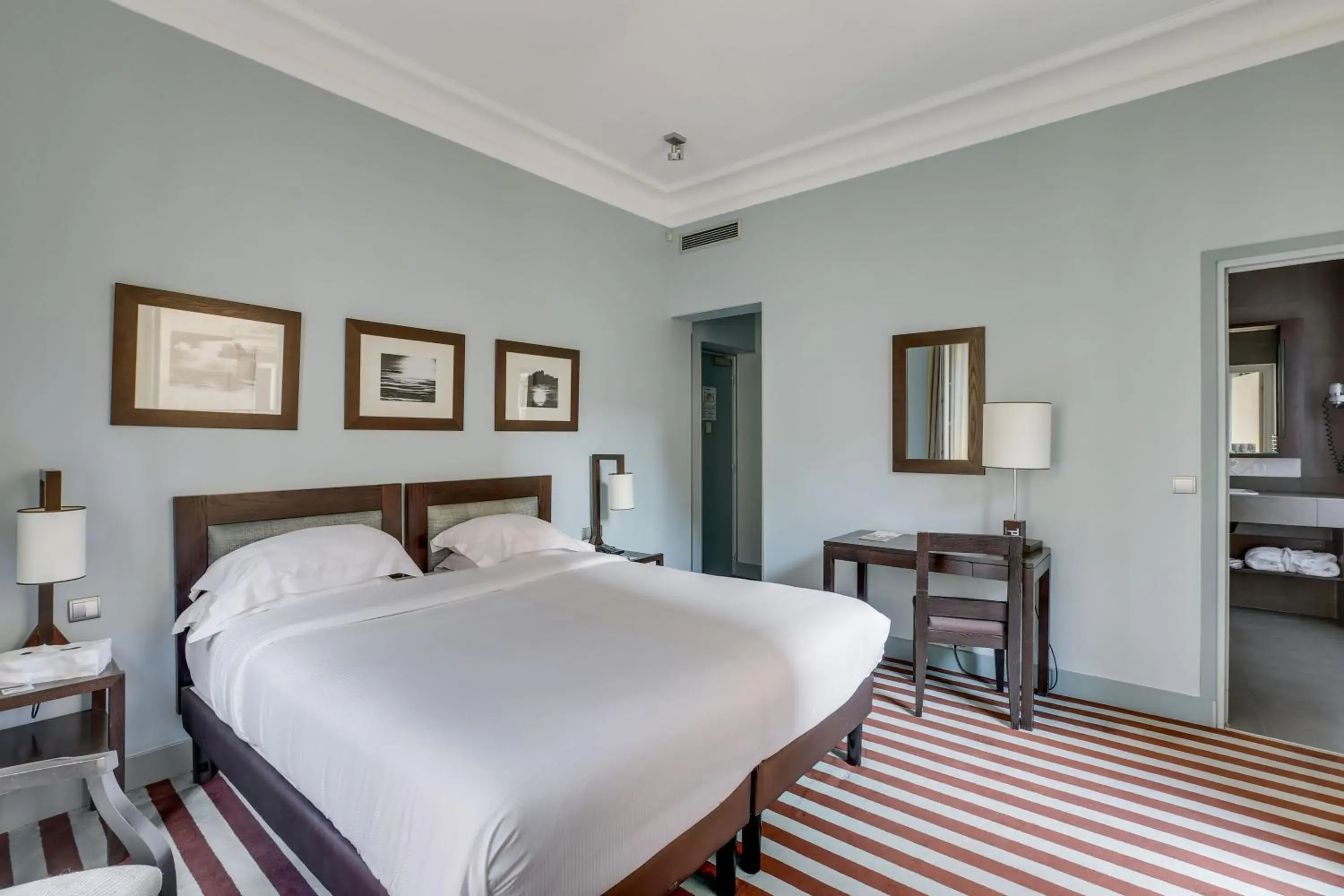 Deluxe Queen Room in Hotel Duret Paris Champs Elysées Deluxe Queen Room in Hotel Duret Paris Champs Elysées