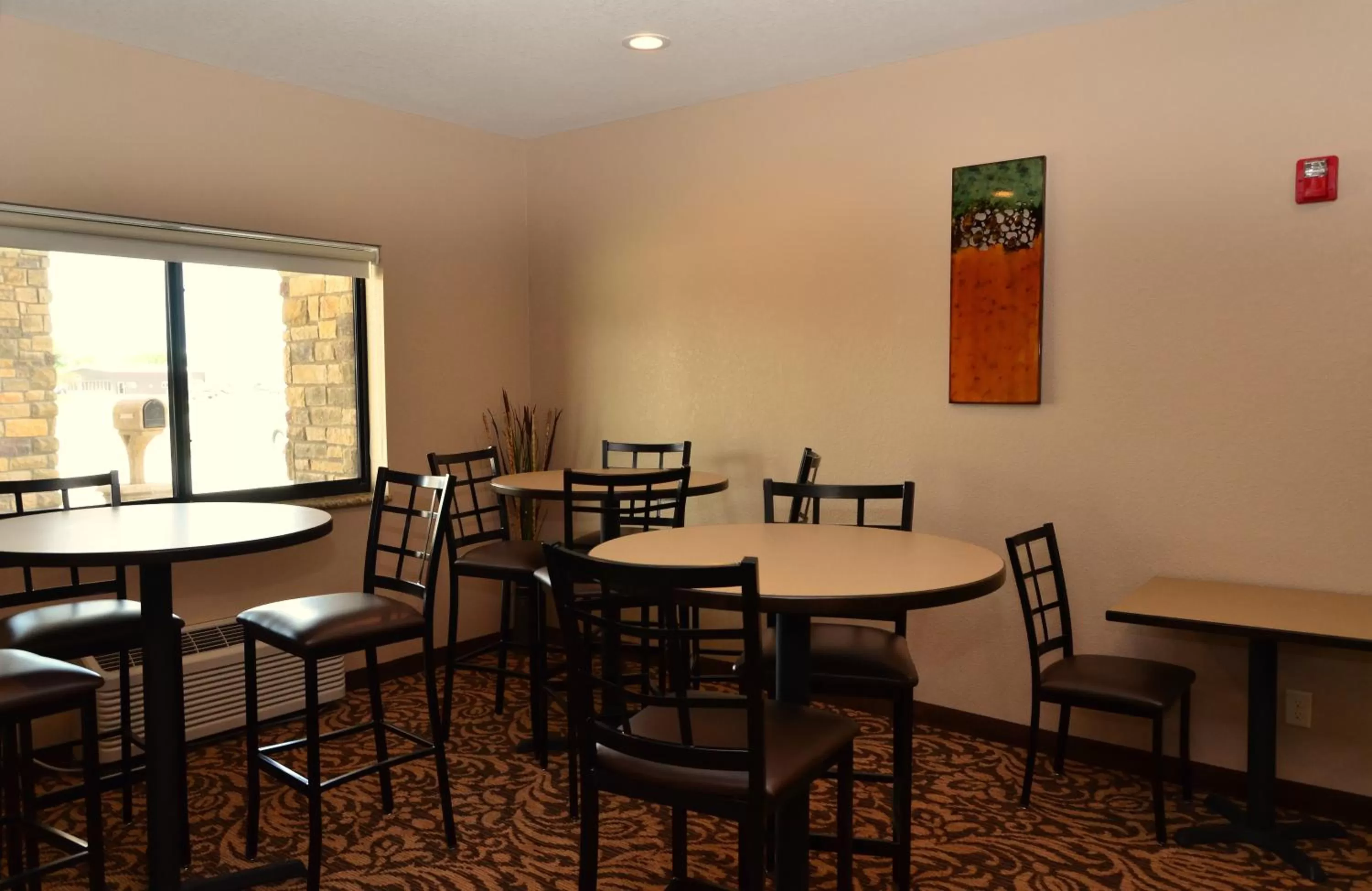 Lounge or bar in Cobblestone Inn & Suites - Clarion
