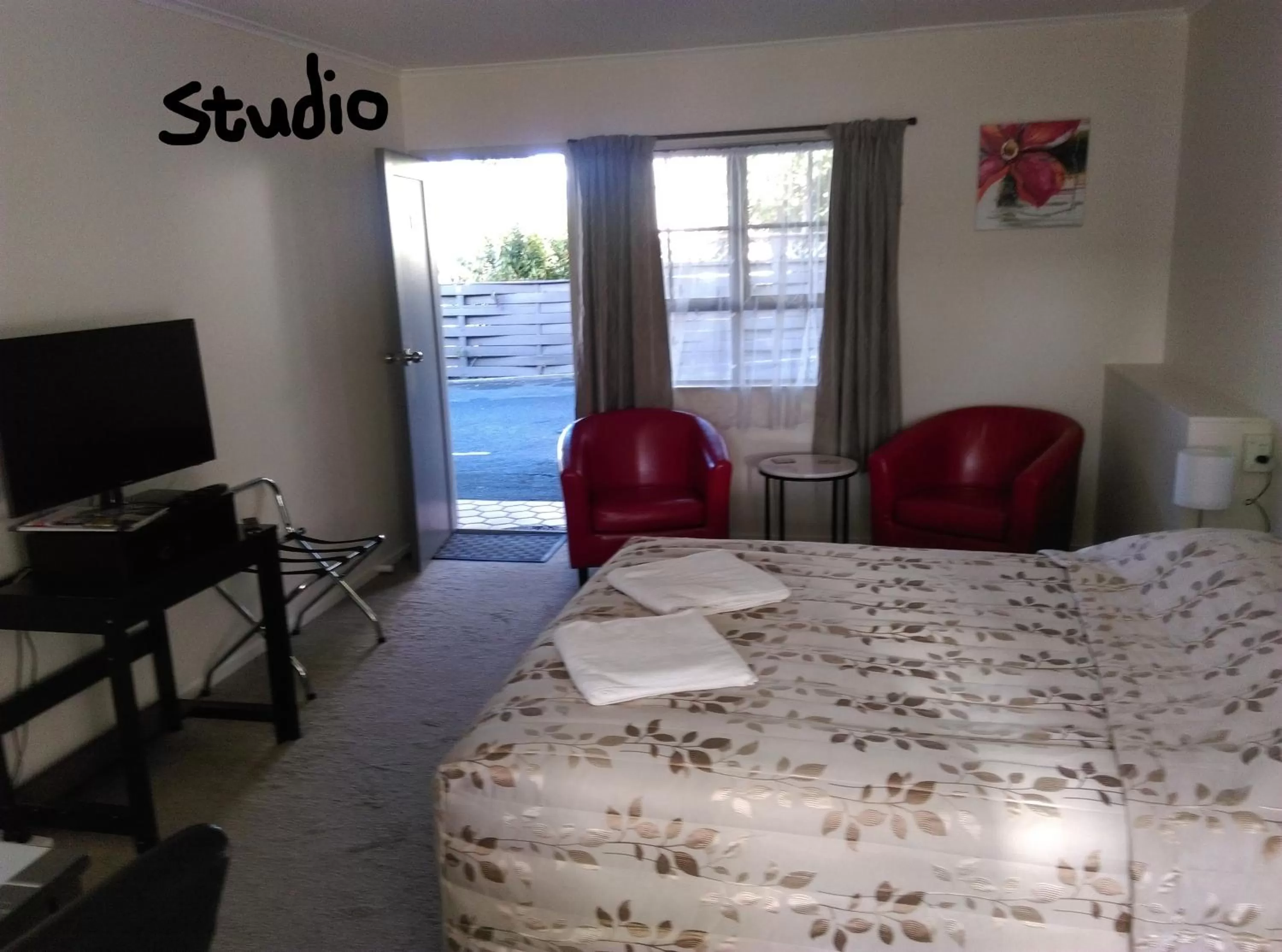 Living room, Bed in Stonehaven Motel