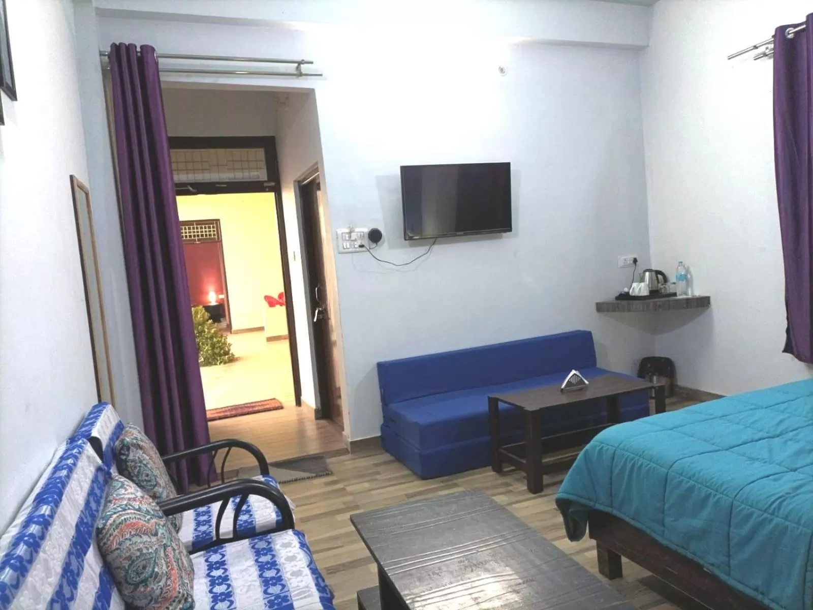 Photo of the whole room, Bed in Foreigners Inn