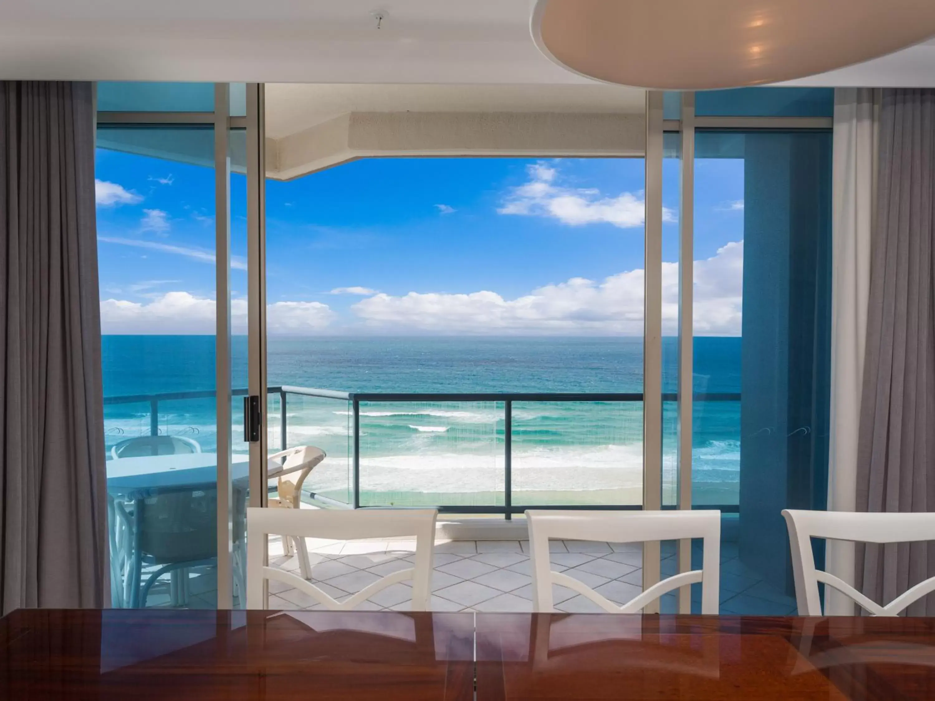 Four-Bedroom Sub Penthouse Apartment with Ocean View in Oceana On Broadbeach Four-Bedroom Sub Penthouse Apartment with Ocean View in Oceana On Broadbeach