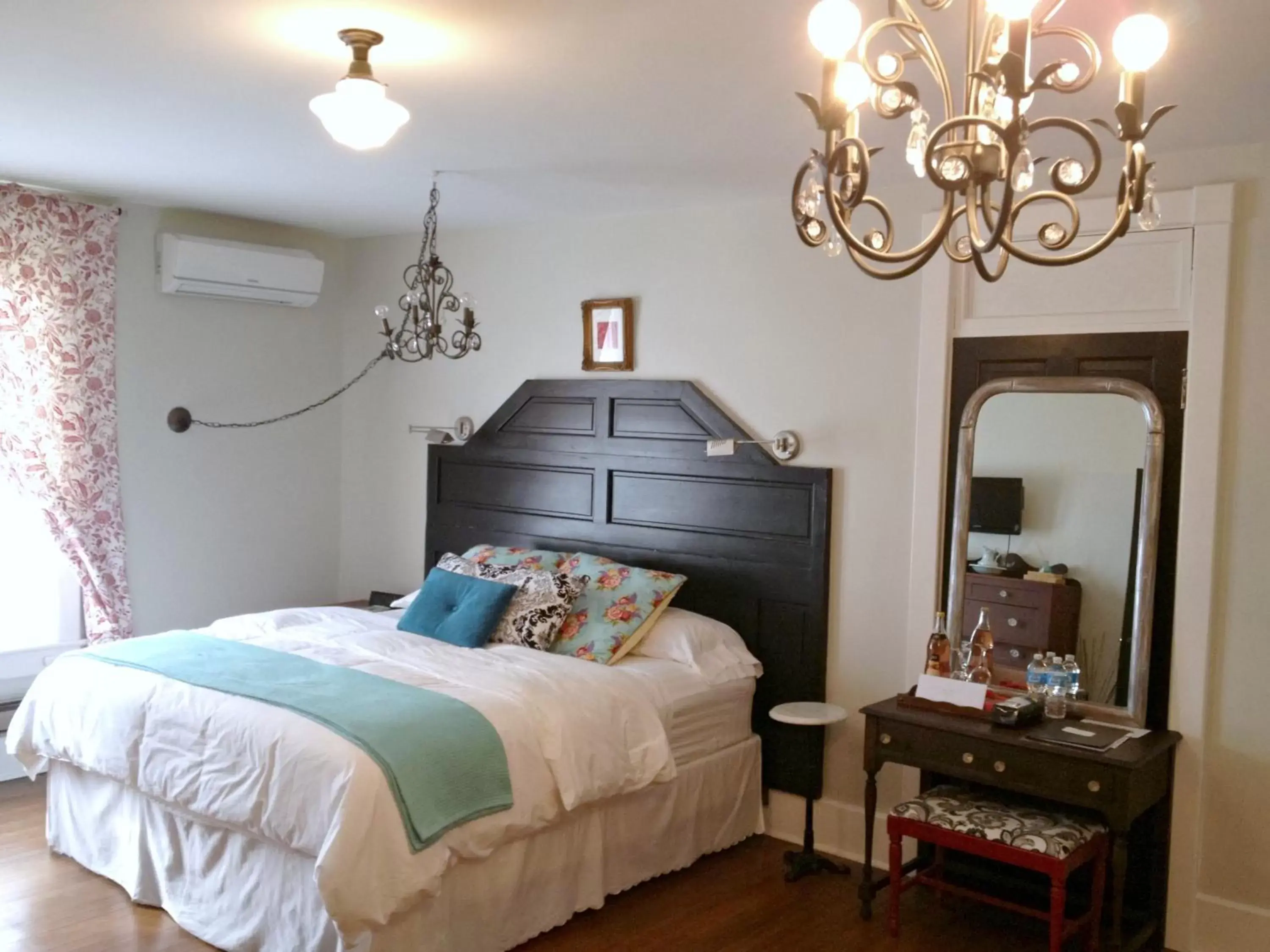 Deluxe King Room with Garden View in The Inn at Ragged Edge Deluxe King Room with Garden View in The Inn at Ragged Edge