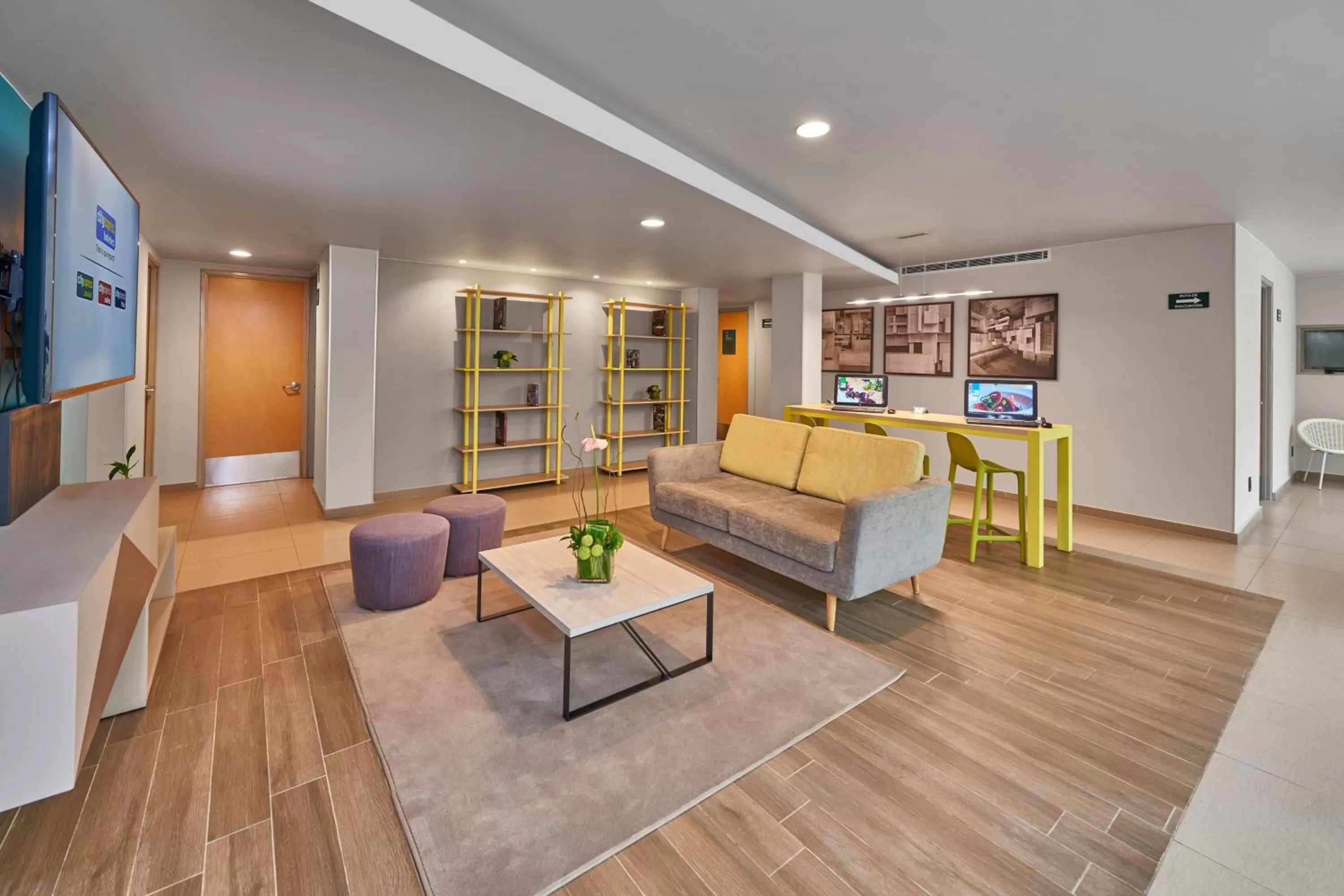 Lobby or reception in City Express Suites by Marriott Ciudad de México Anzures