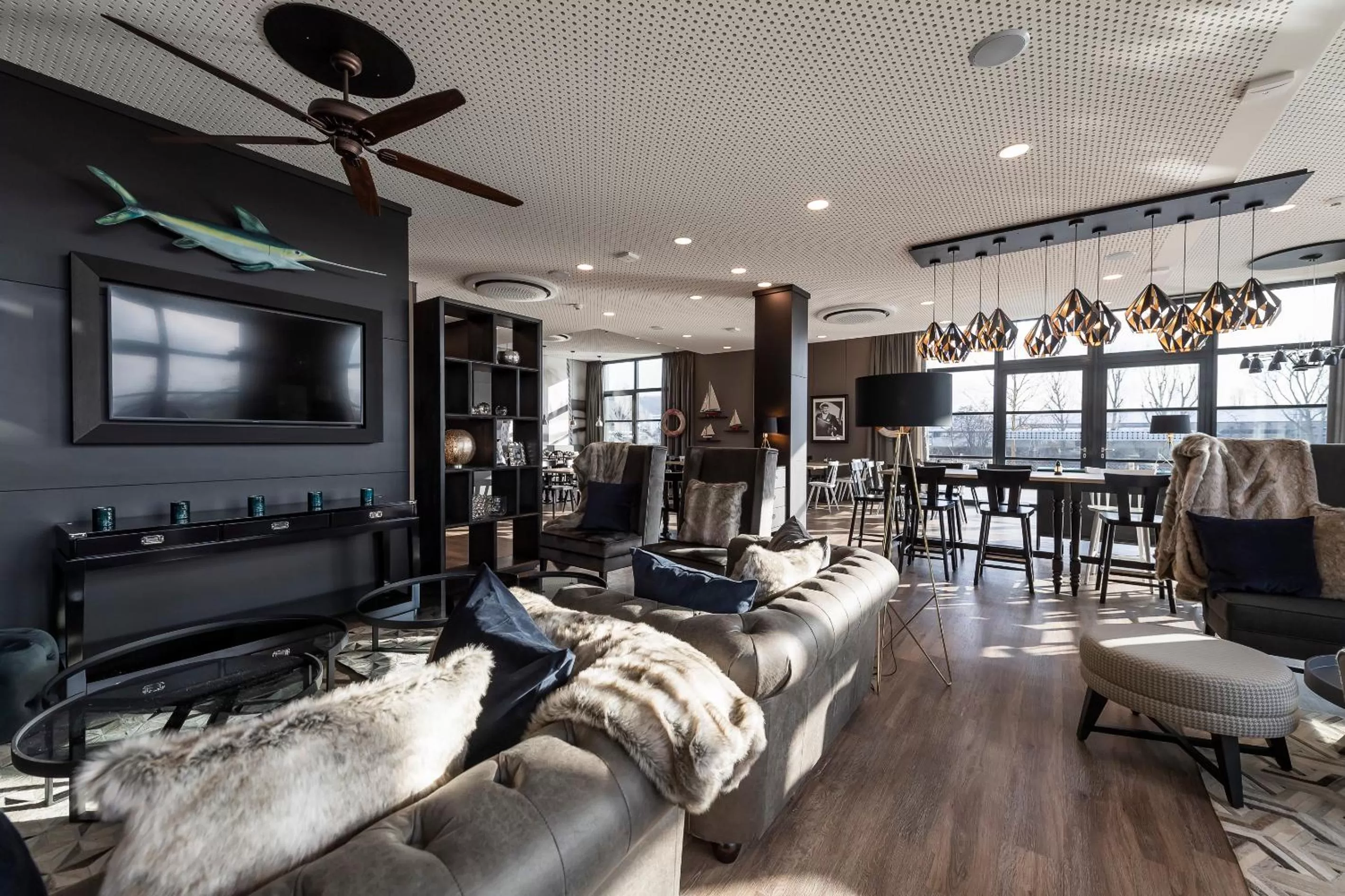 Lounge or bar in HARBR Hotel Heilbronn, a member of Radisson Individuals