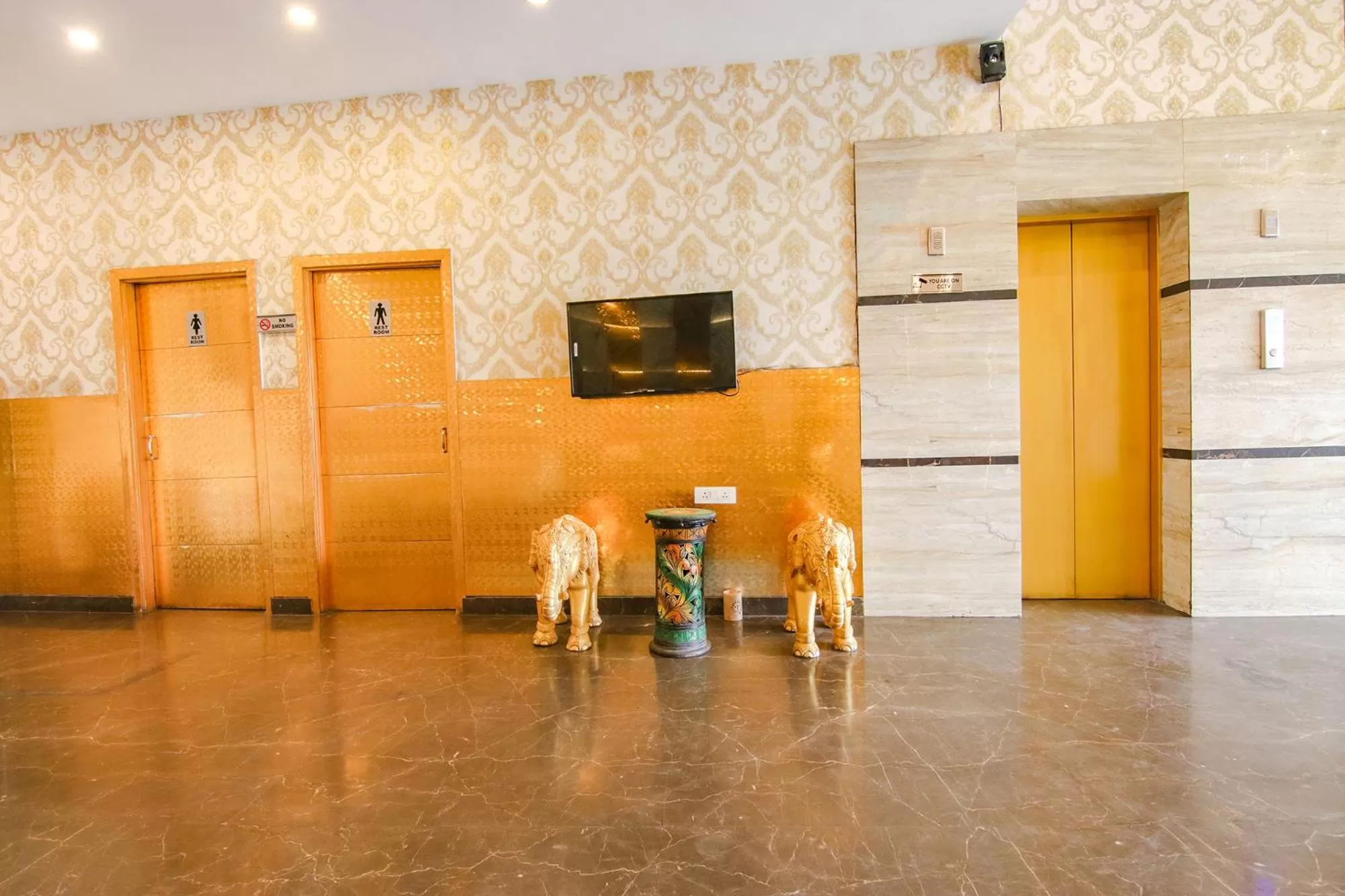 elevator, TV/Entertainment Center in FabHotel Sallow Grand