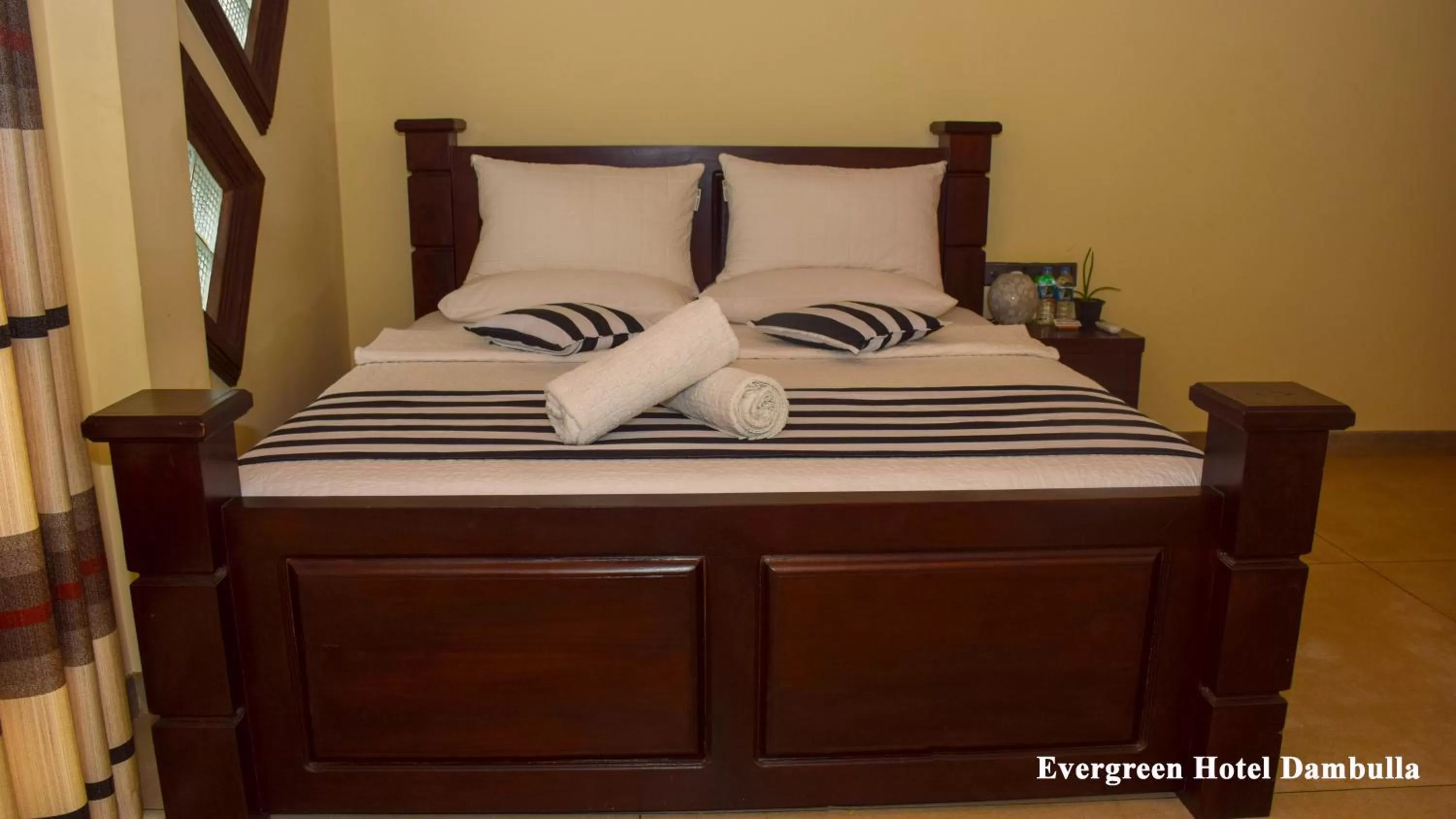 Bed in Evergreen Hotel Dambulla