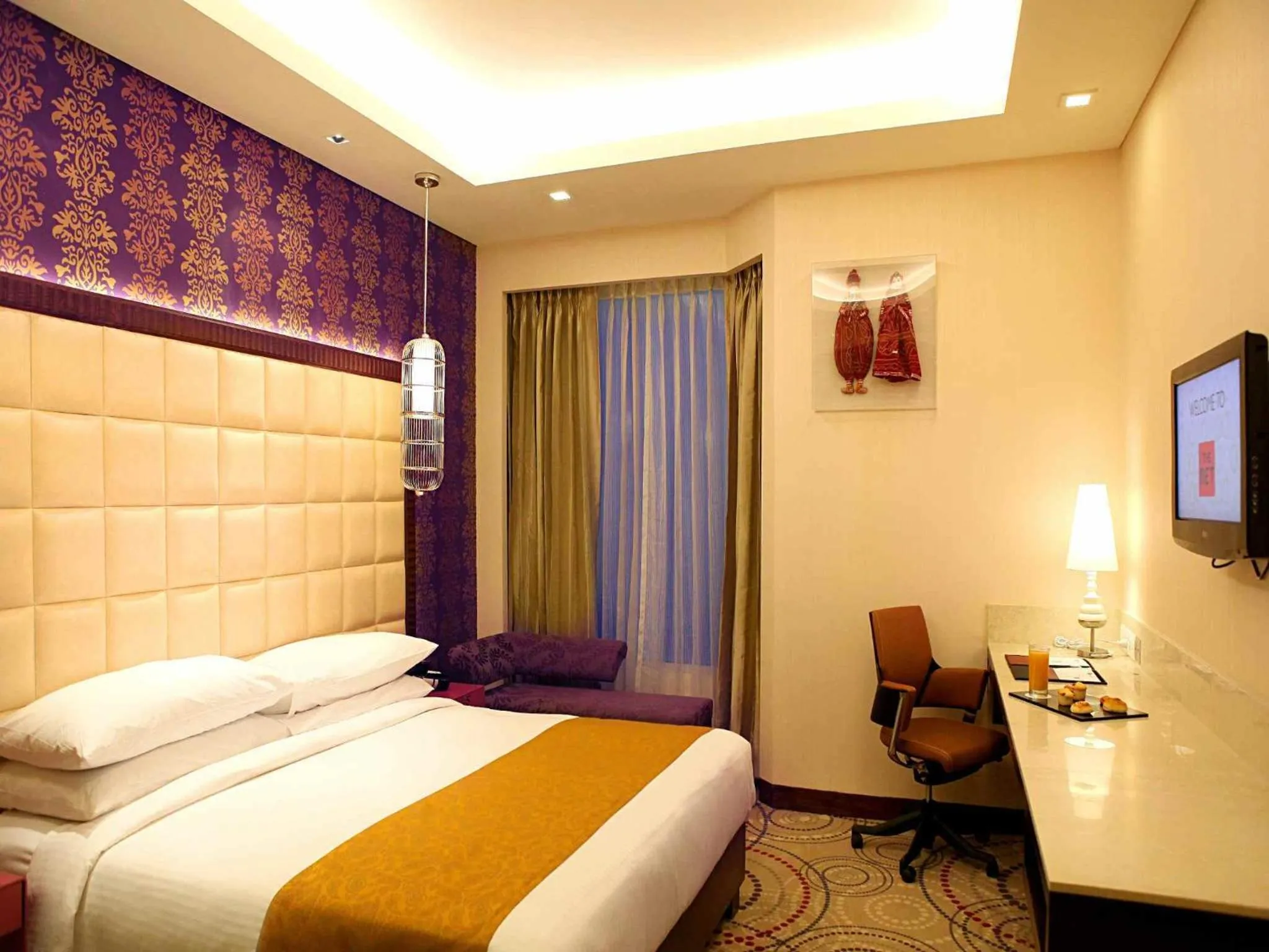 Bed in The Metropolitan Hotel & Spa New Delhi