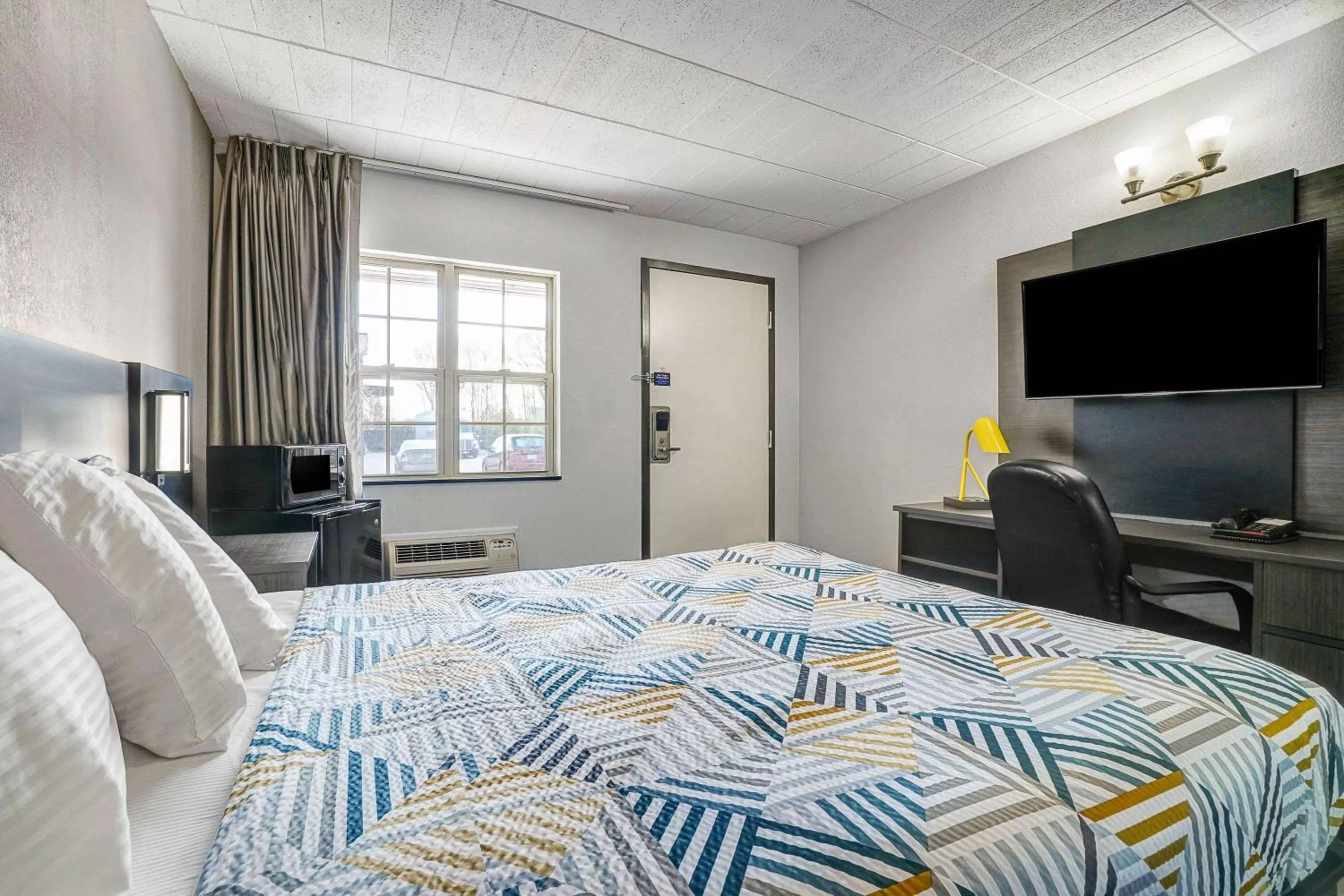 Photo of the whole room, Bed in Motel 6 Carlisle, PA - Cumberland Valley