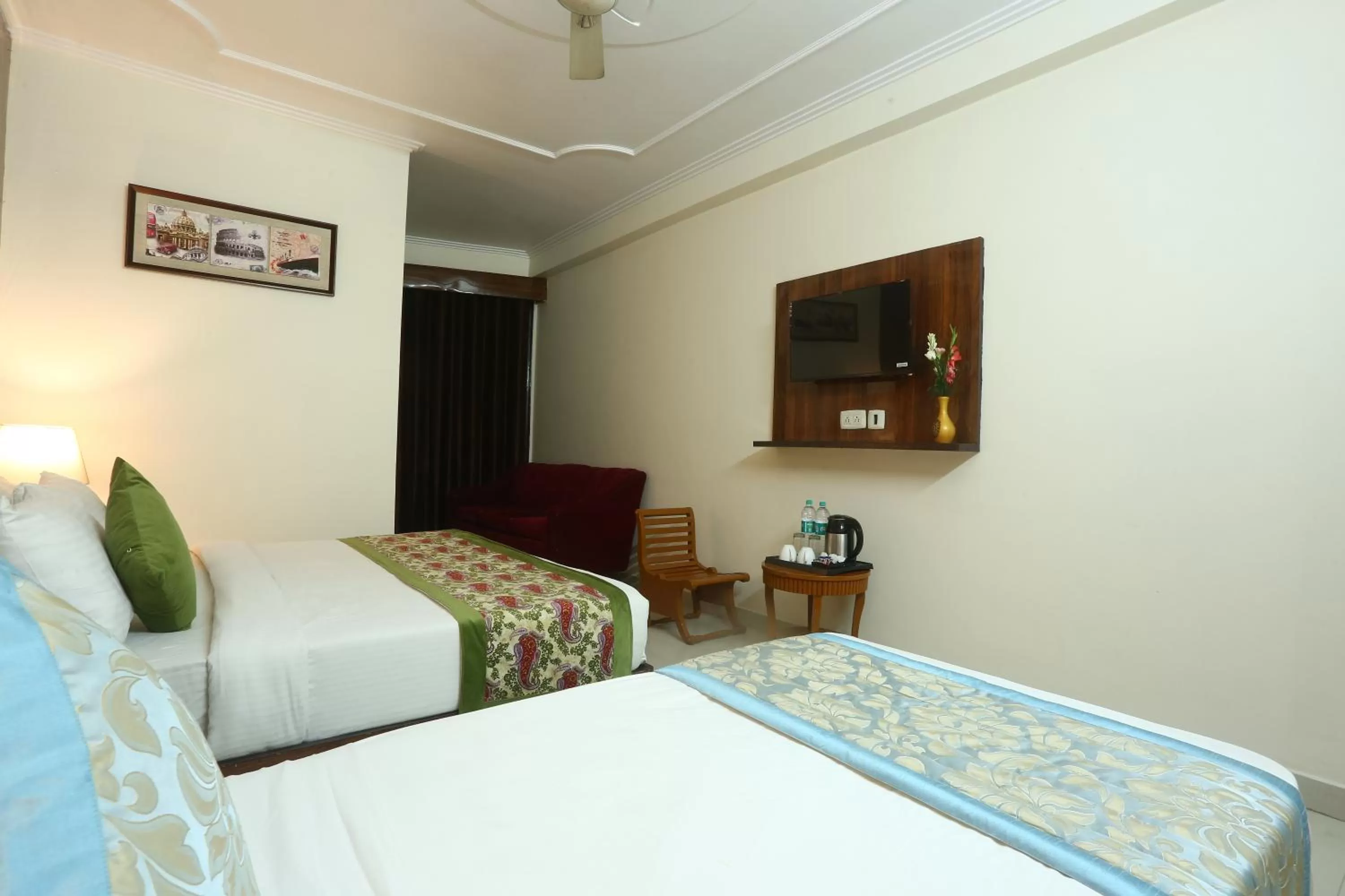 Photo of the whole room, Bed in Hotel Earth