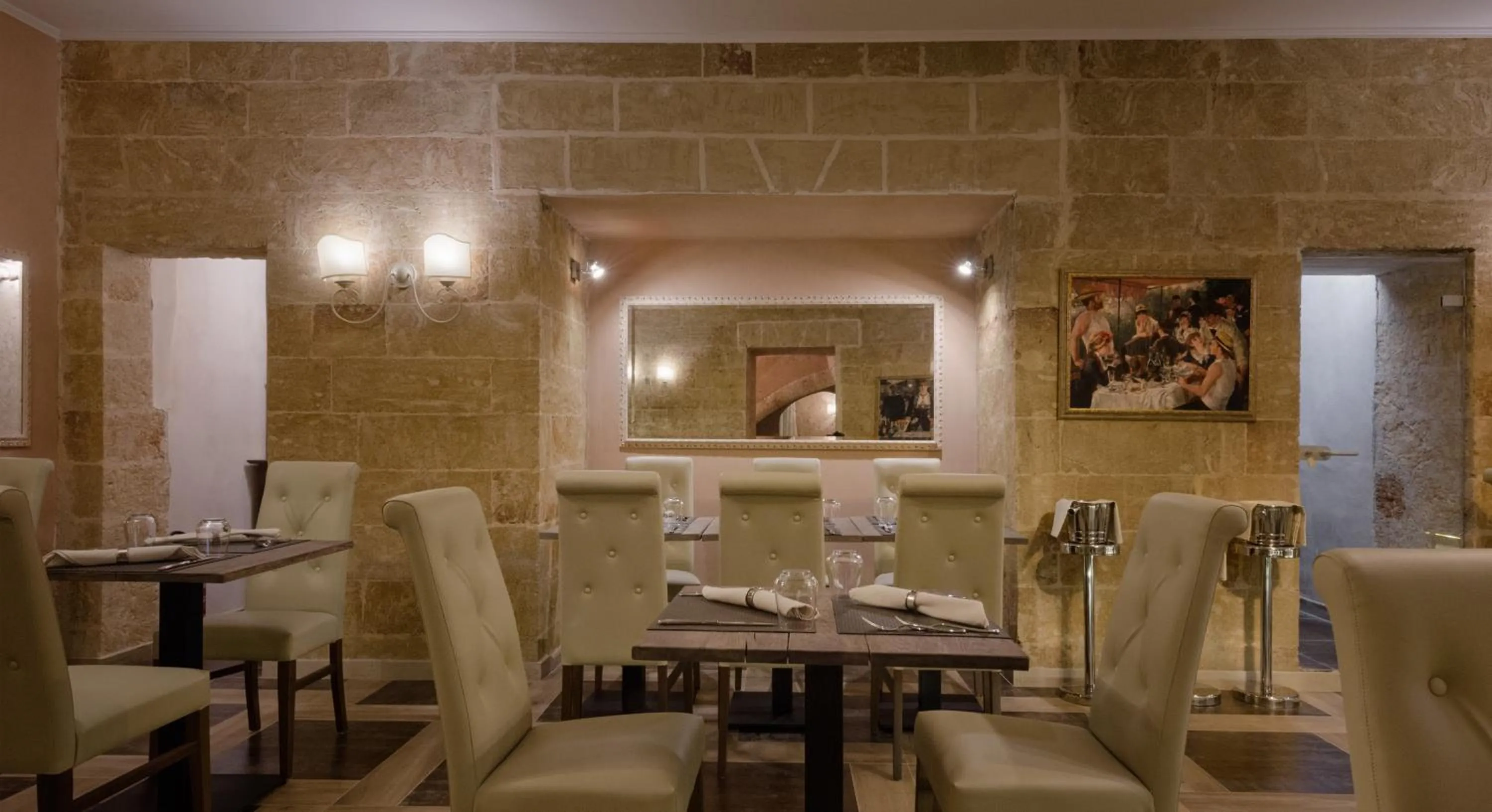 Restaurant/places to eat in Le Club Boutique Hotel