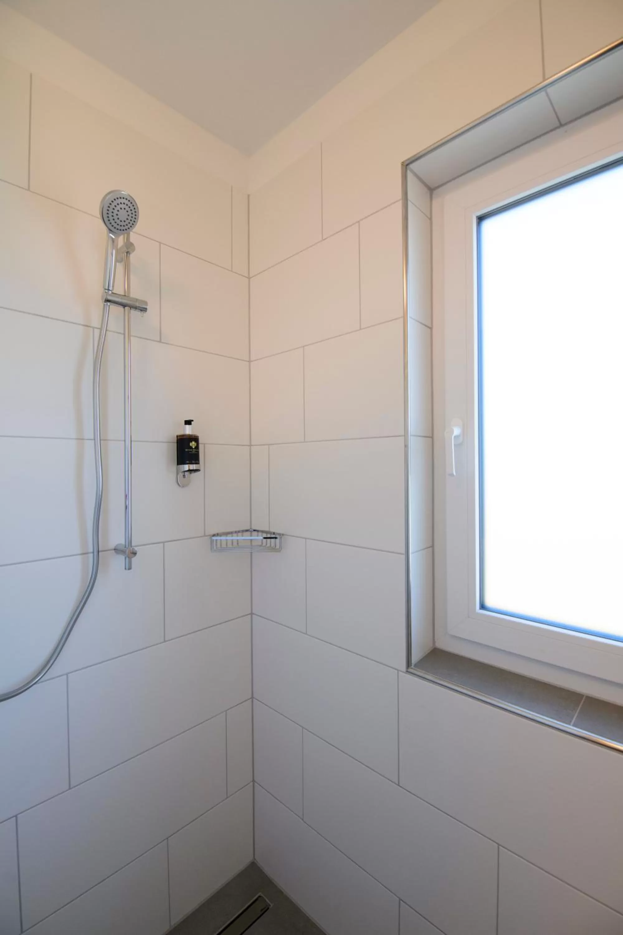 Shower in Smart & Stay Aparthotel Saarbrücken Süd - Self-Check-In - Free Parking