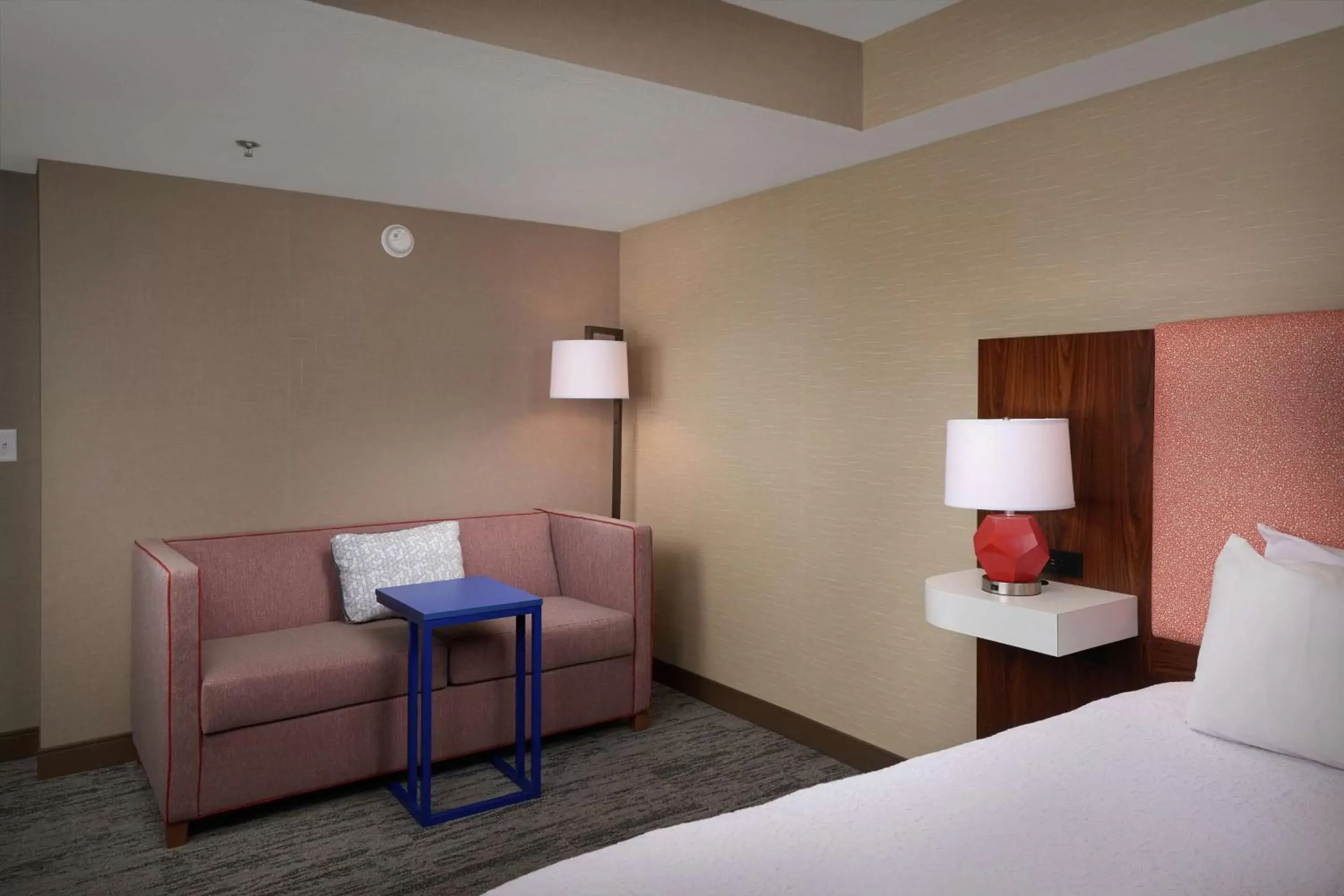King Room with Sofa Bed - Hearing Accessible/Non-Smoking in Hampton Inn by Hilton Youngstown-West I-80 King Room with Sofa Bed - Hearing Accessible/Non-Smoking in Hampton Inn by Hilton Youngstown-West I-80