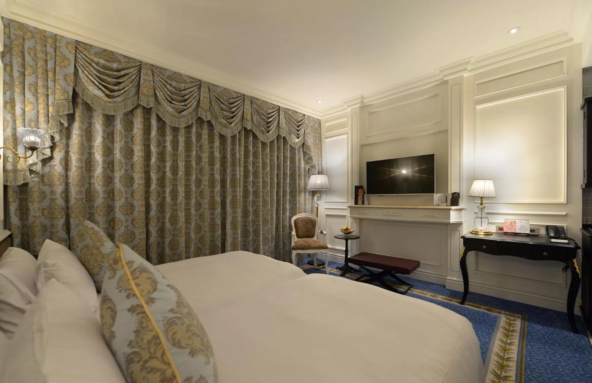 TV and multimedia, Bed in Golden Tulip RS Boutique Hotel-Tainan