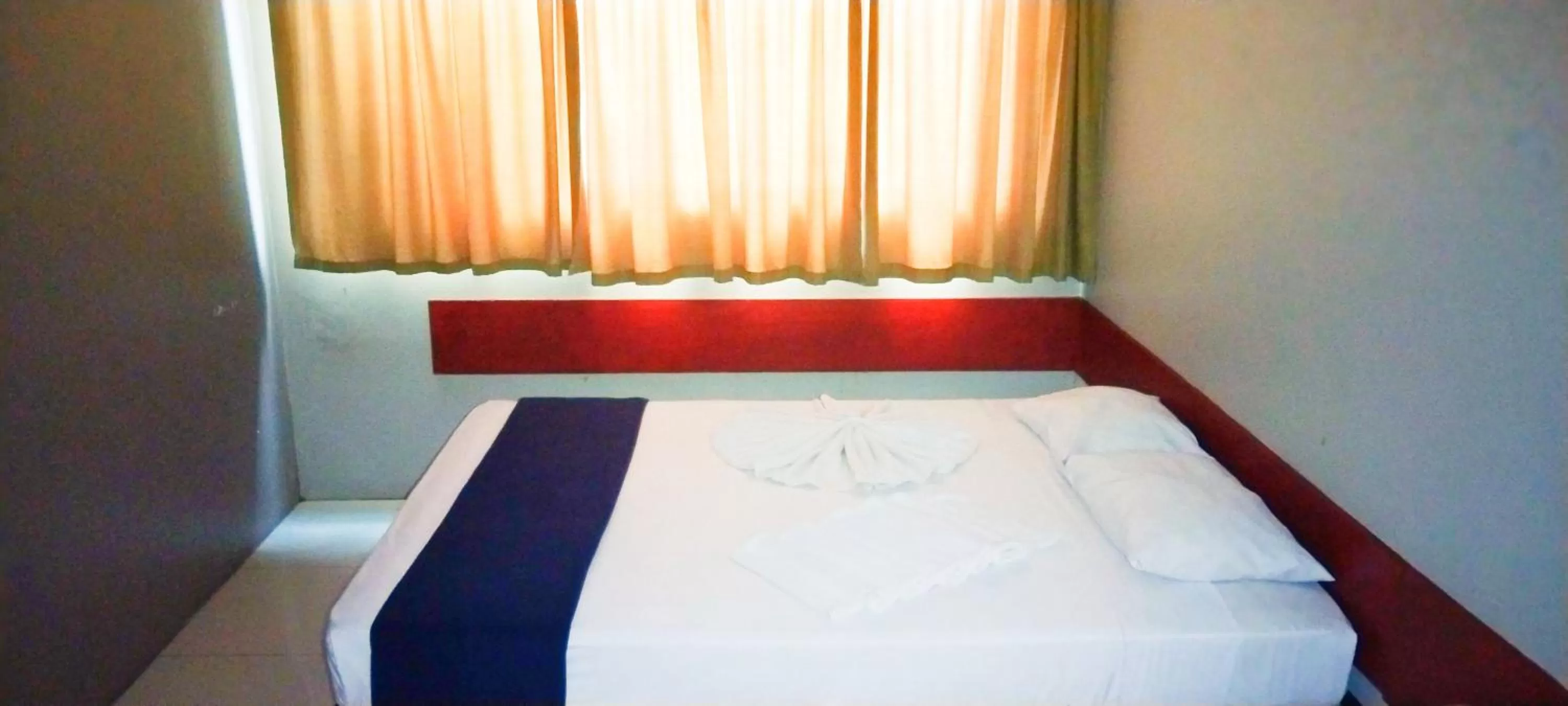 Bedroom, Bed in Sunseekers Outrigger Hotel