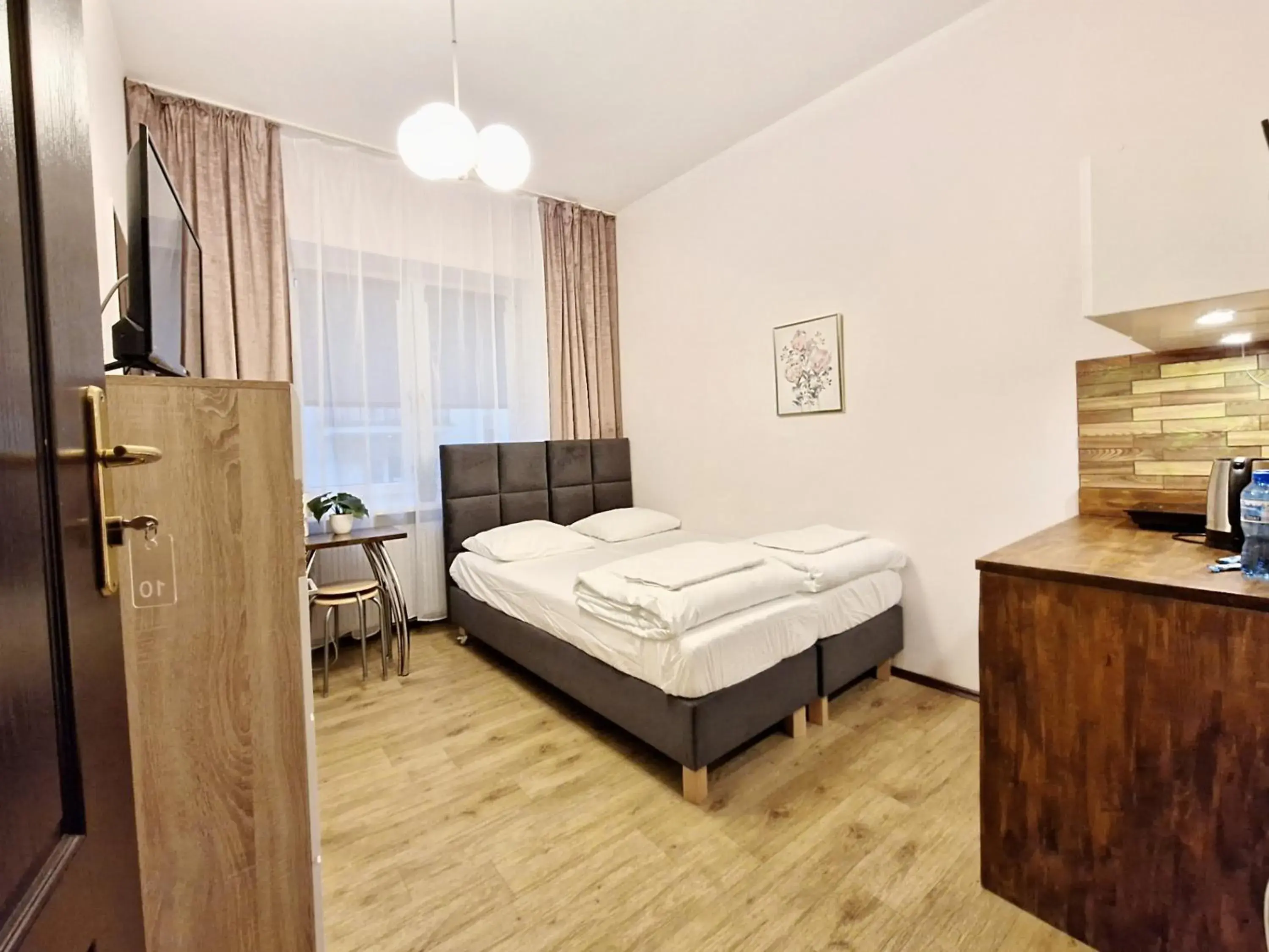 Double Room with Kitchenette and Private Bathroom in Hostel Helvetia Rooms Warsaw CITY CENTER and OLD TOWN Double Room with Kitchenette and Private Bathroom in Hostel Helvetia Rooms Warsaw CITY CENTER and OLD TOWN
