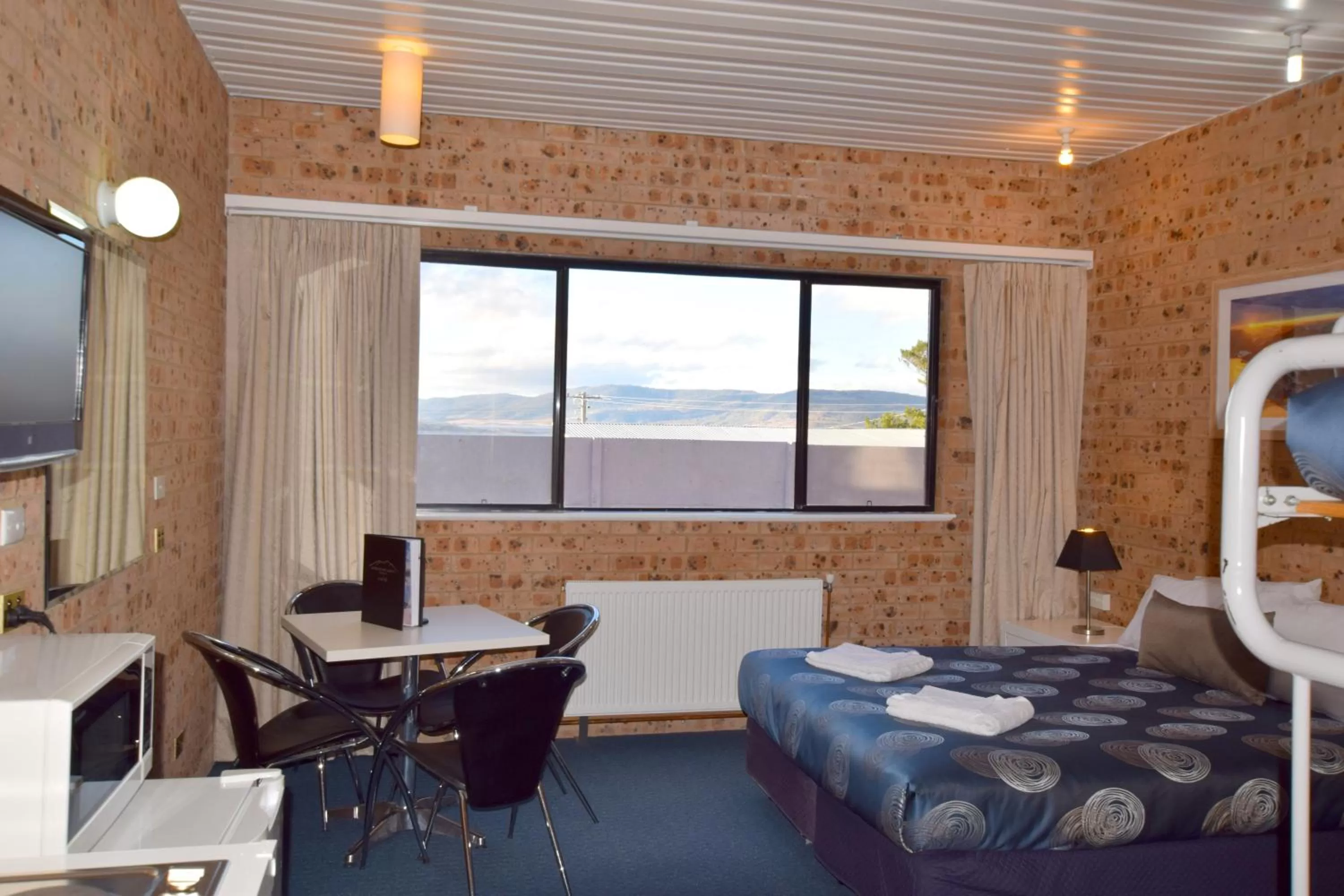 Photo of the whole room, Bed in Alpine Resort Motel